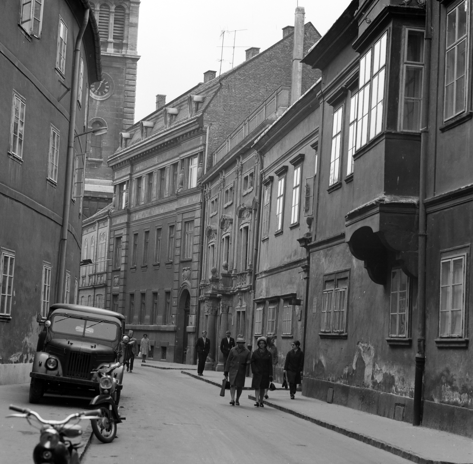Magyarország, Sopron, Templom utca a Fő (Beloiannisz) tér felől, háttérben az Evangélikus templom tornya., 1971, Szalay Zoltán, Fortepan #198341