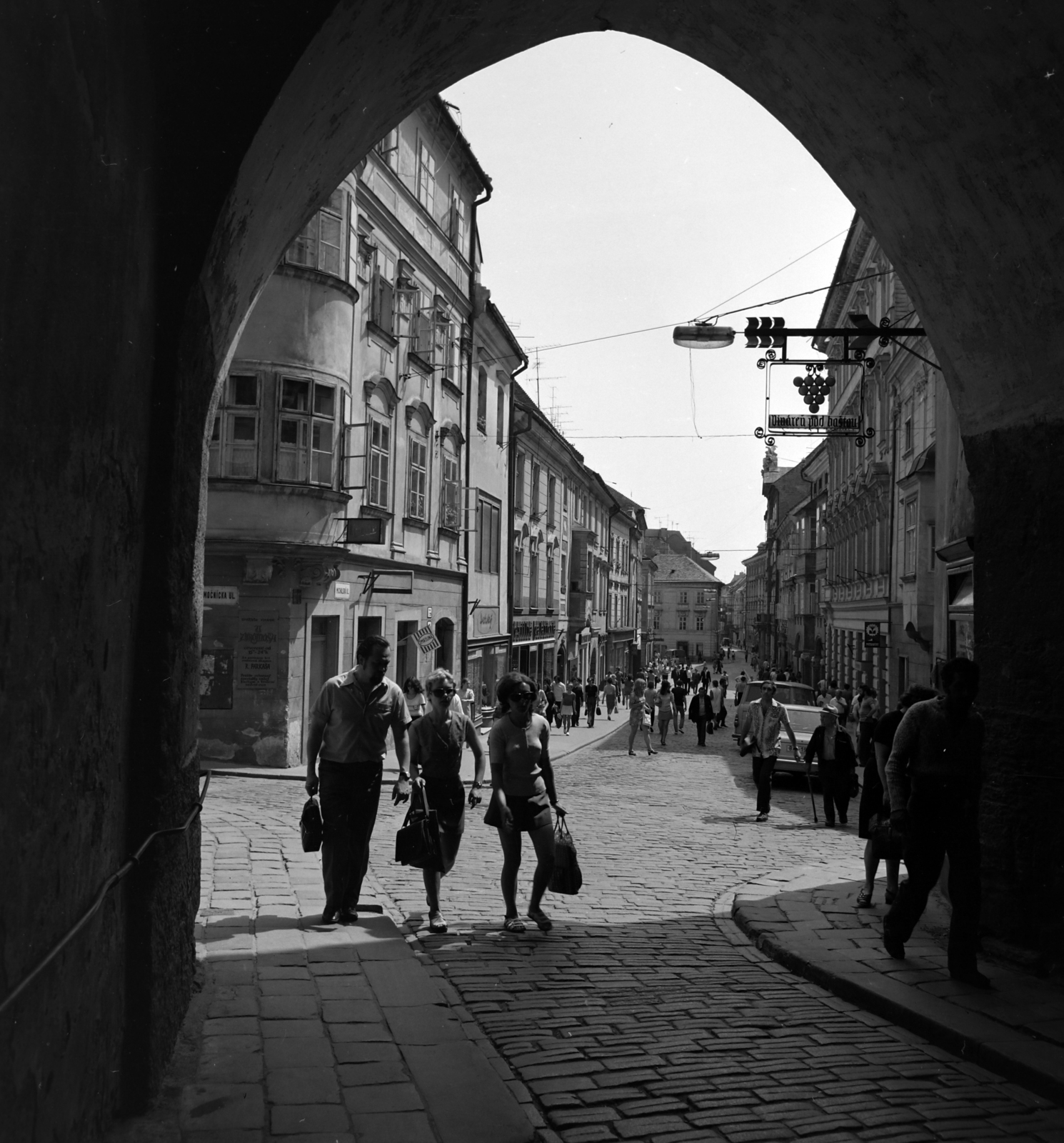 Slovakia, Bratislava, Mihály utca (Michalská ulica) a Mihály-kaputól a Deák utca (Sedlárska ulica) felé nézve., 1973, Szalay Zoltán, passage, Fortepan #198351