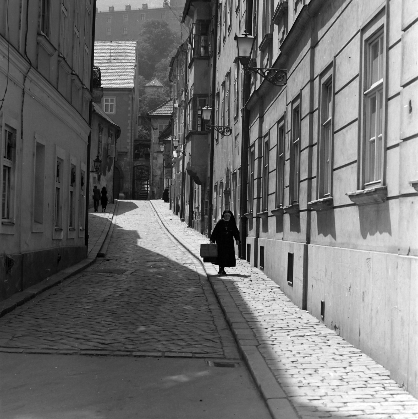 Slovakia, Bratislava, Pázmány Péter (Prépostská) utca., 1973, Szalay Zoltán, nun, Fortepan #198352