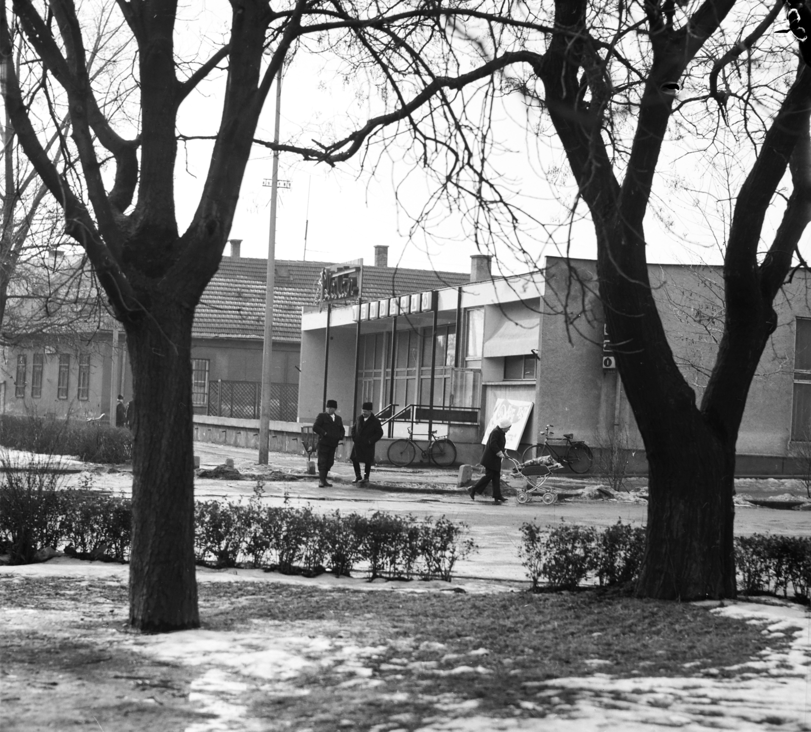 Magyarország, Dunavecse, Platán vendéglő (később kisáruház) a Petőfi tér felől nézve., 1971, Szalay Zoltán, Fortepan #198371