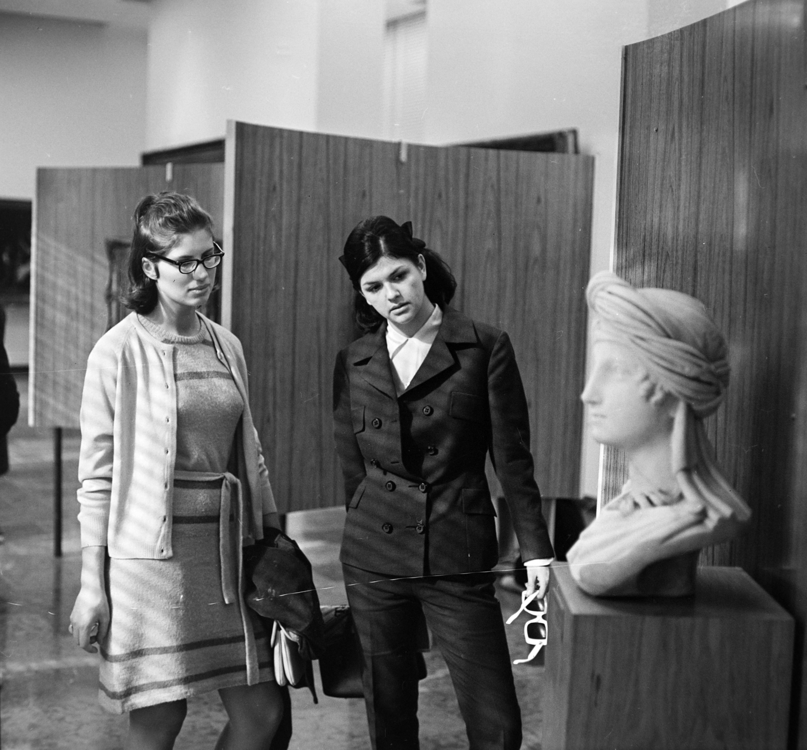 Hungary, Budapest I., Budavári Palota (korábban Királyi Palota), a Magyar Nemzeti Galéria kiállítása a Budapesti Történeti Múzeum kiállítótermében., 1967, Szalay Zoltán, Budapest, bust, Fortepan #198387