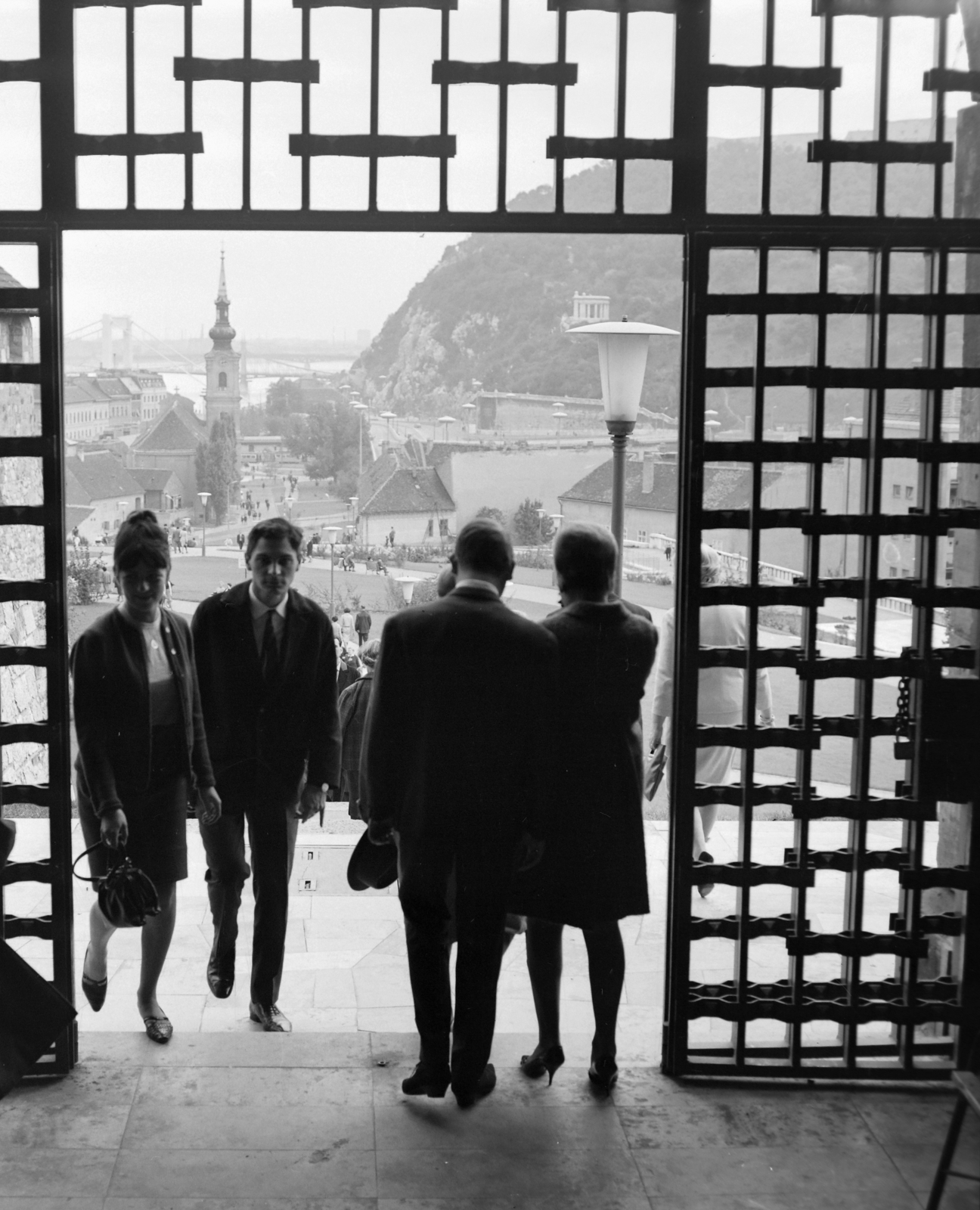 Hungary, Budapest I., kilátás a Ferdinánd-kapuból az Alexandriai Szent Katalin-templom és a Szarvas ház felé., 1967, Szalay Zoltán, Budapest, Fortepan #198392