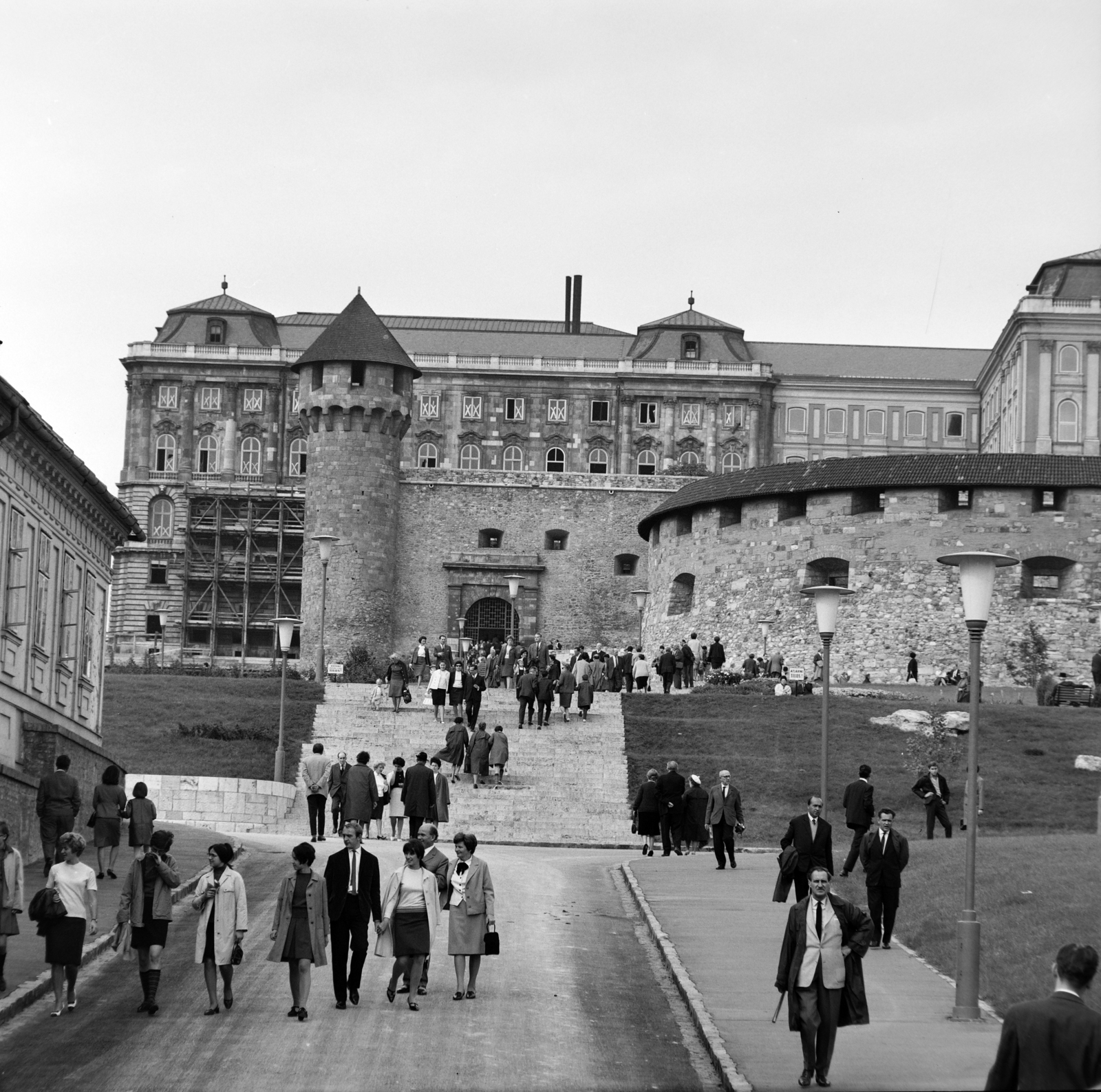 Hungary, Budapest I., Váralja utca az Apród utca felől a budai Vár felé nézve. Balra a Szarvas-ház, távolabb szemben a Buzogány torony és a Déli nagy rondella., 1967, Szalay Zoltán, Budapest, Fortepan #198395