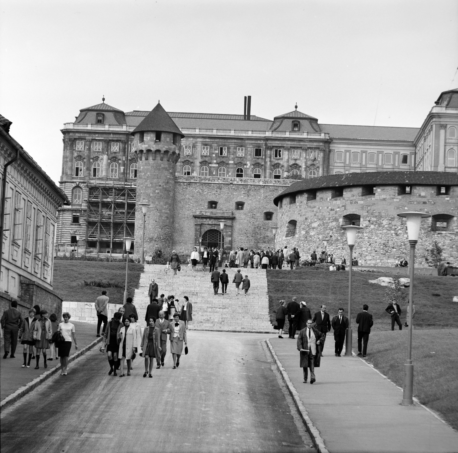 Hungary, Budapest I., Váralja utca az Apród utca felől a budai Vár felé nézve. Balra a Szarvas-ház, távolabb szemben a Buzogány torony és a Déli nagy rondella., 1967, Szalay Zoltán, Budapest, Fortepan #198396