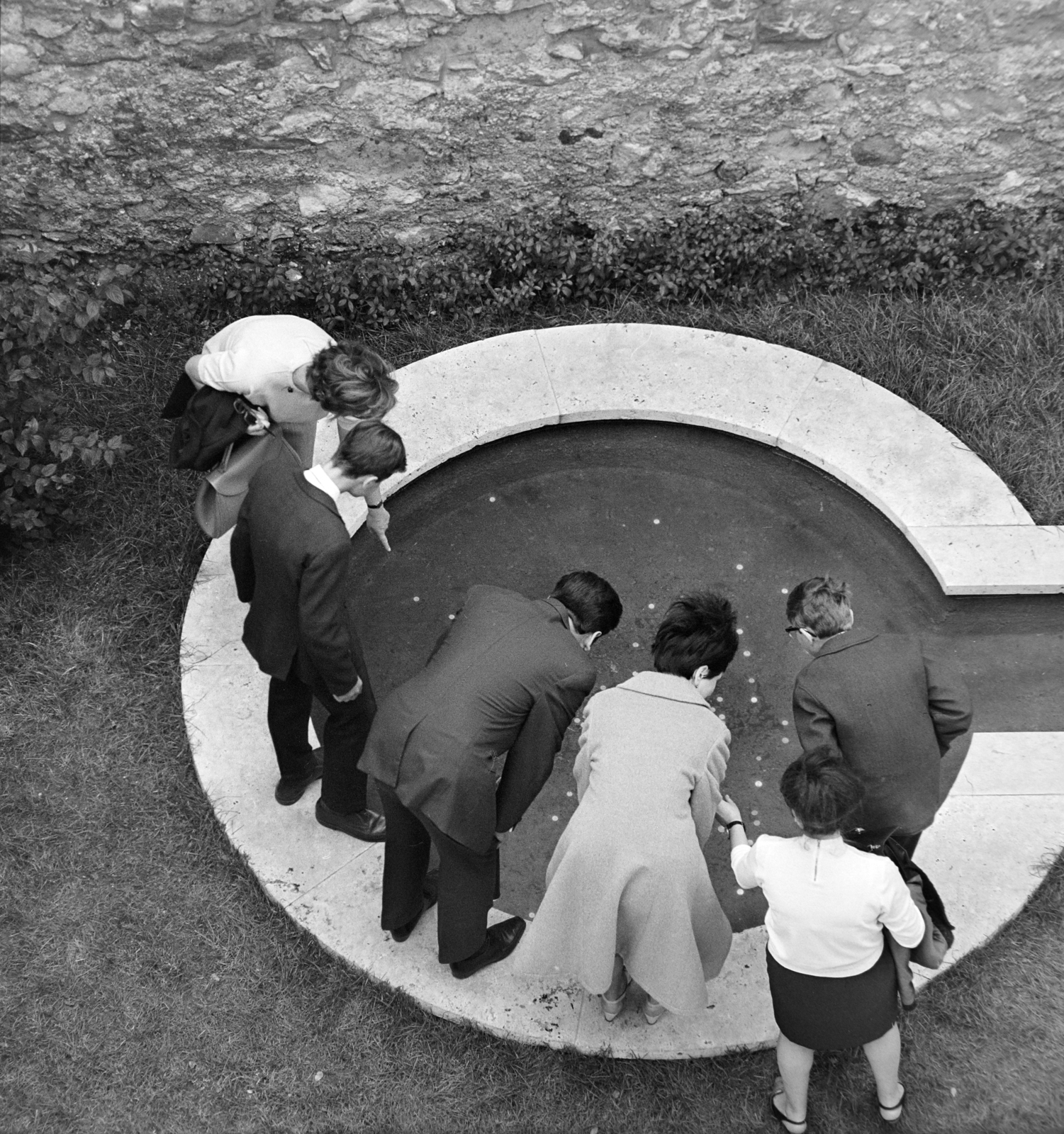 Hungary, Budapest I., a Budavári Palota (korábban Királyi Palota) nyugati zárt udvara., 1967, Szalay Zoltán, Budapest, fountain, bird's eye view, point a finger, Fortepan #198401