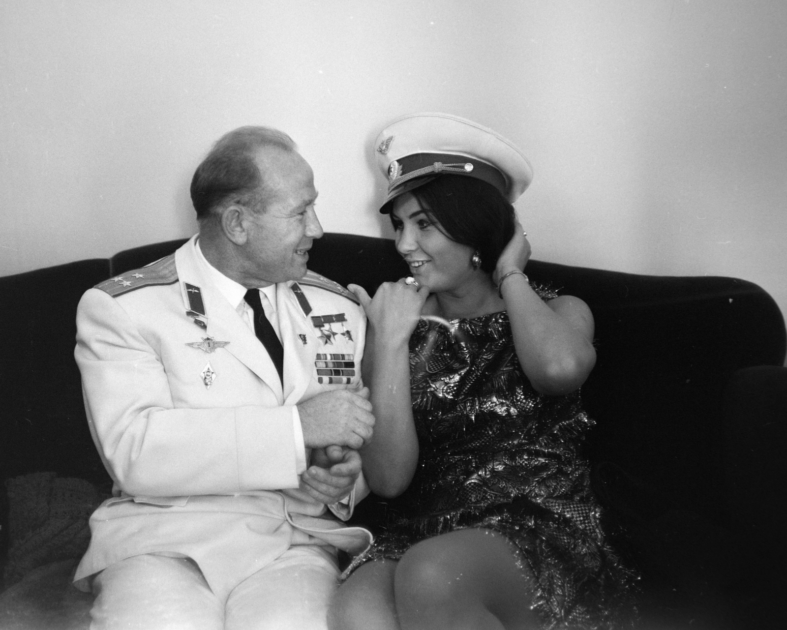 Bulgária, Szófia, Alekszej Leonov űrhajós és Pécsi Ildikó színművésznő. A felvétel a IX. VIT (Világifjúsági Találkozó) idején készült., 1968, Szalay Zoltán, Fortepan #198411