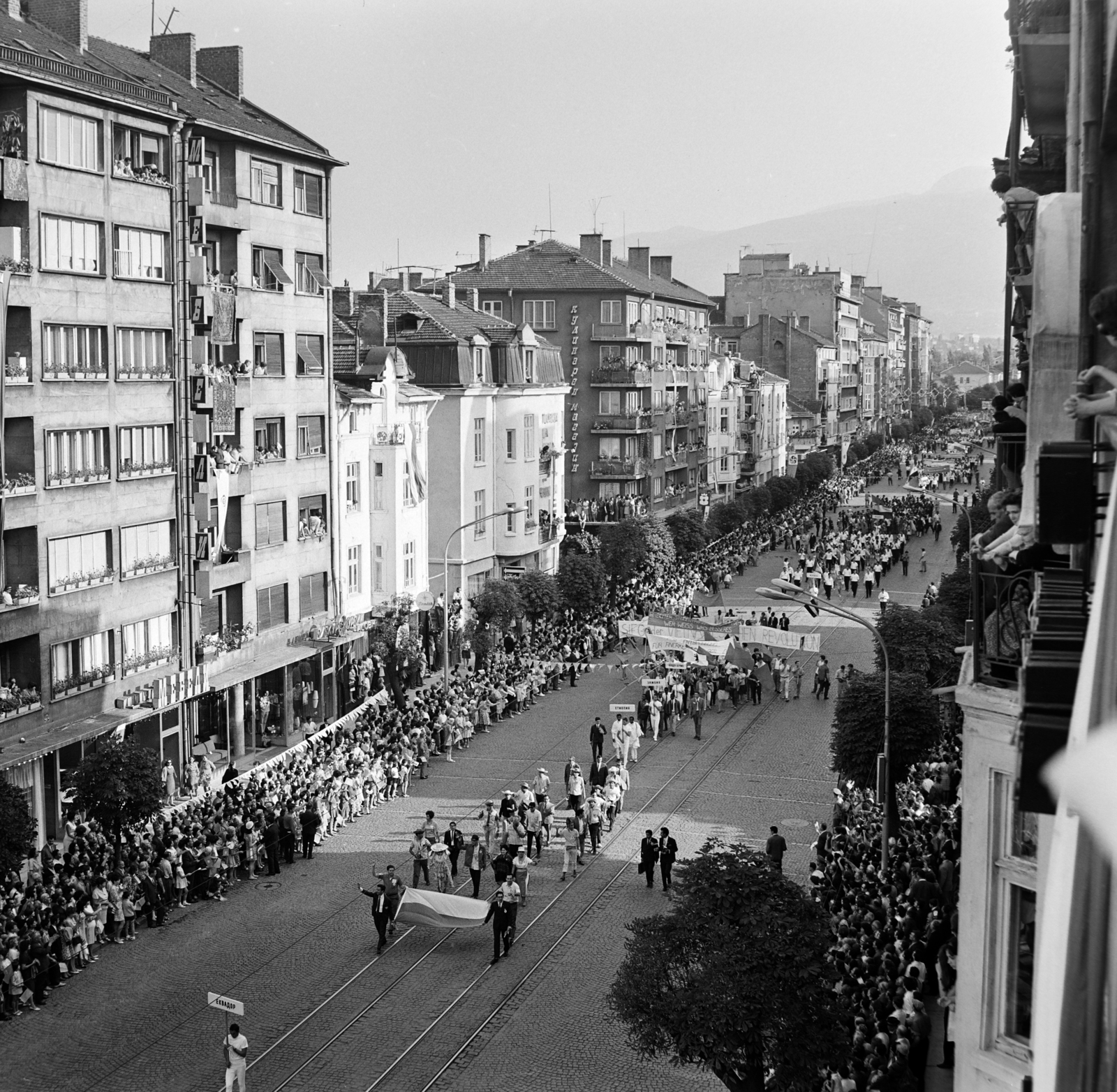 Bulgaria, Sofia, Vitosa sugárút, a résztvevők a IX. Világifjúsági Találkozó (VIT) nyitó ünnepségére vonulnak a Levszki Stadionba., 1968, Szalay Zoltán, Fortepan #198434