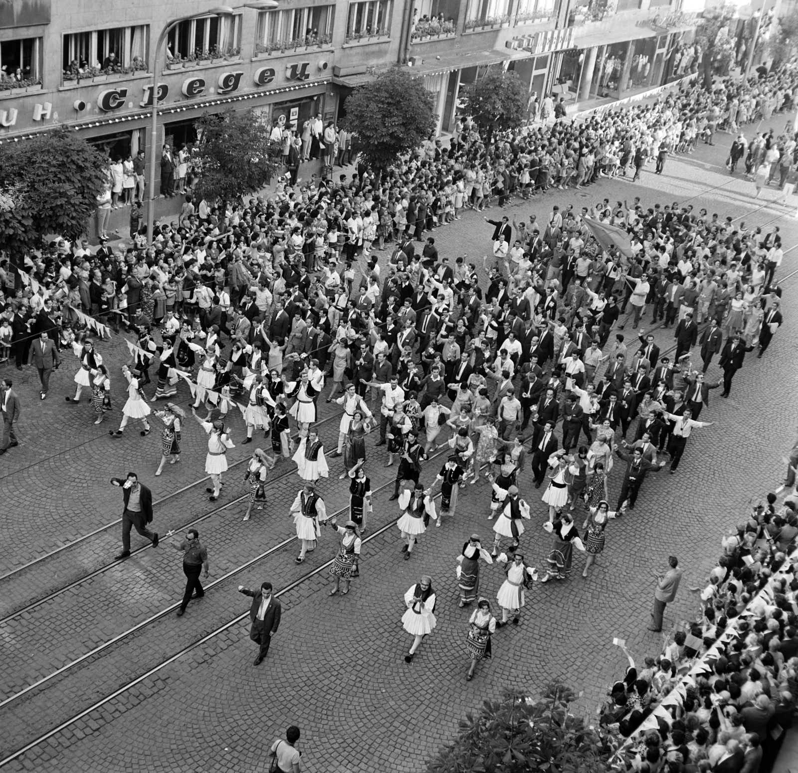 Bulgaria, Sofia, Vitosa sugárút, a résztvevők a IX. Világifjúsági Találkozó (VIT) nyitó ünnepségére vonulnak a Levszki Stadionba., 1968, Szalay Zoltán, Fortepan #198435