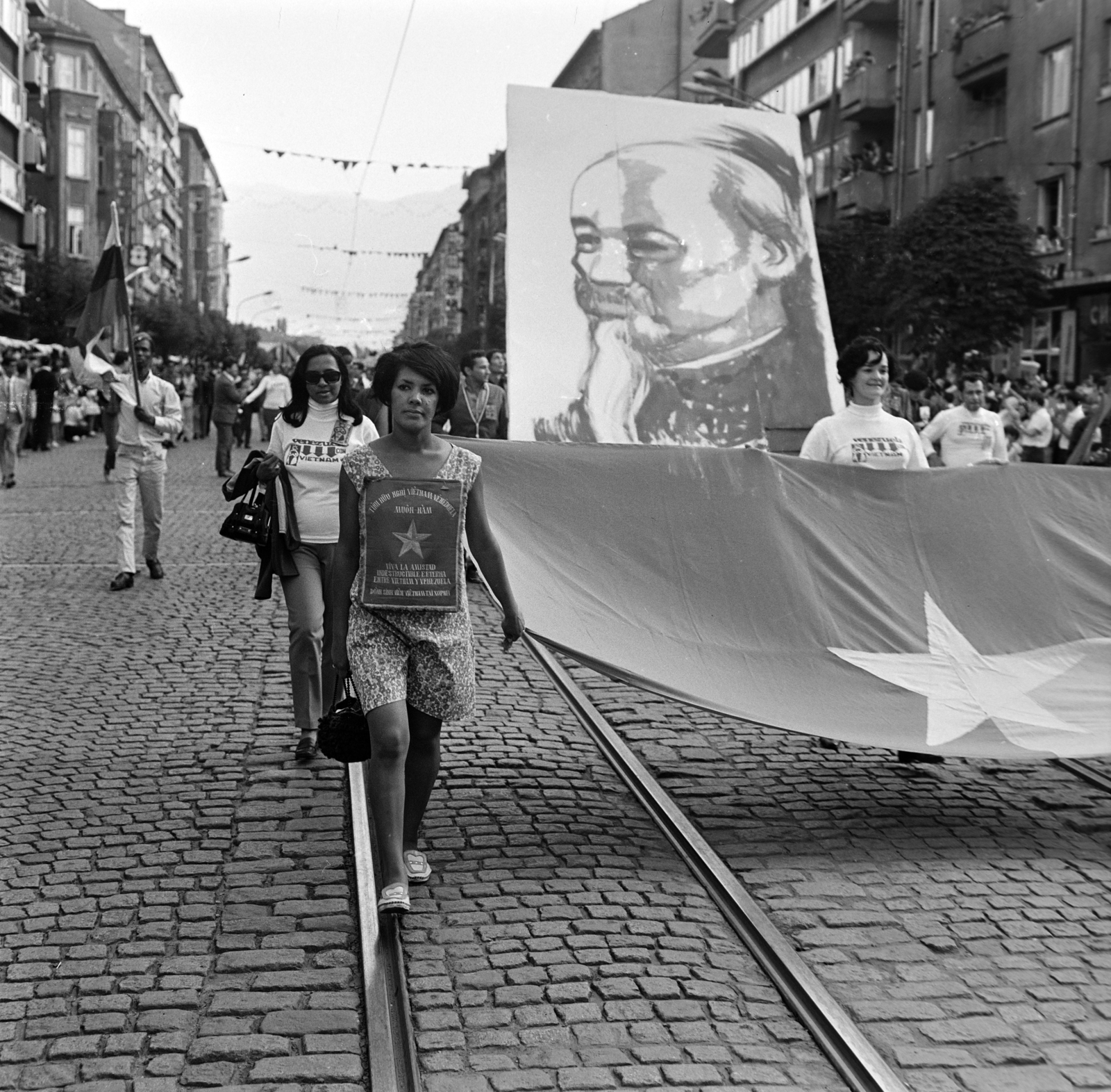 Bulgária, Szófia, Vitosa sugárút, a felvétel a IX. VIT (Világifjúsági Találkozó) idején készült., 1968, Szalay Zoltán, zászló, vietnámi, felvonulás, Fortepan #198437