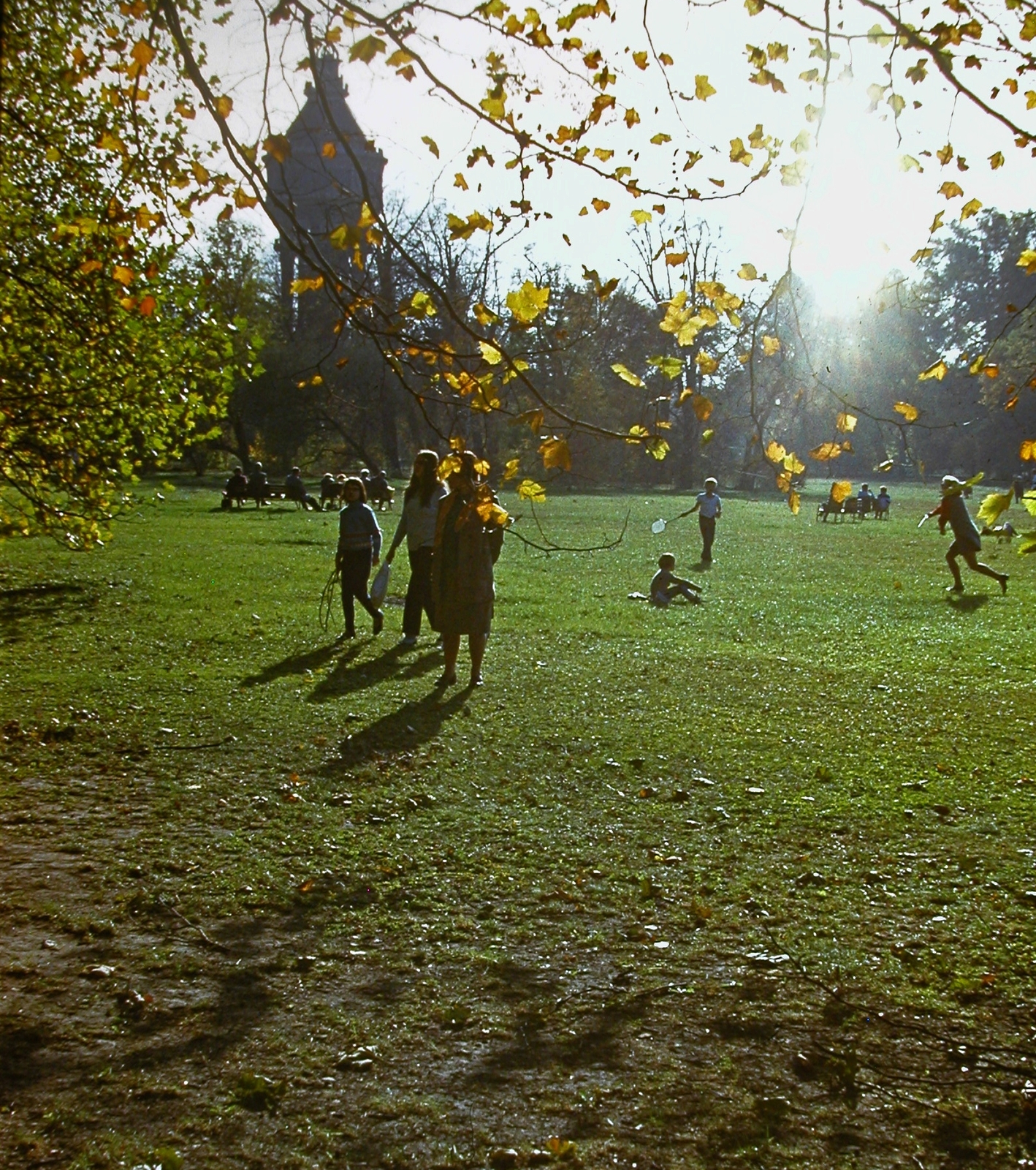 Magyarország, Margitsziget, Budapest, 1976, Fortepan, szabadidő, színes, park, ősz, szecesszió, víztorony, tollaslabda, Art Nouveau, Ray Vilmos Rezső-terv, Zielinski Szilárd-terv, Fortepan #19847