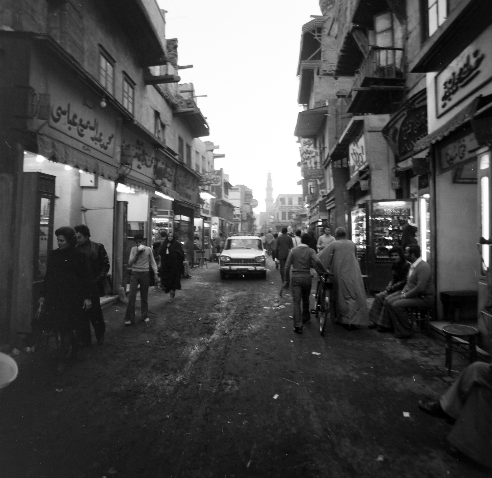 Egypt, Cairo, Muizz utca (Al-Muizz li-Din Allah al-Fatimi Street). Háttérben az al-Ghuriya (Sultan Al-Ghuri Complex) minaretje., 1969, Szalay Zoltán, Fortepan #198484