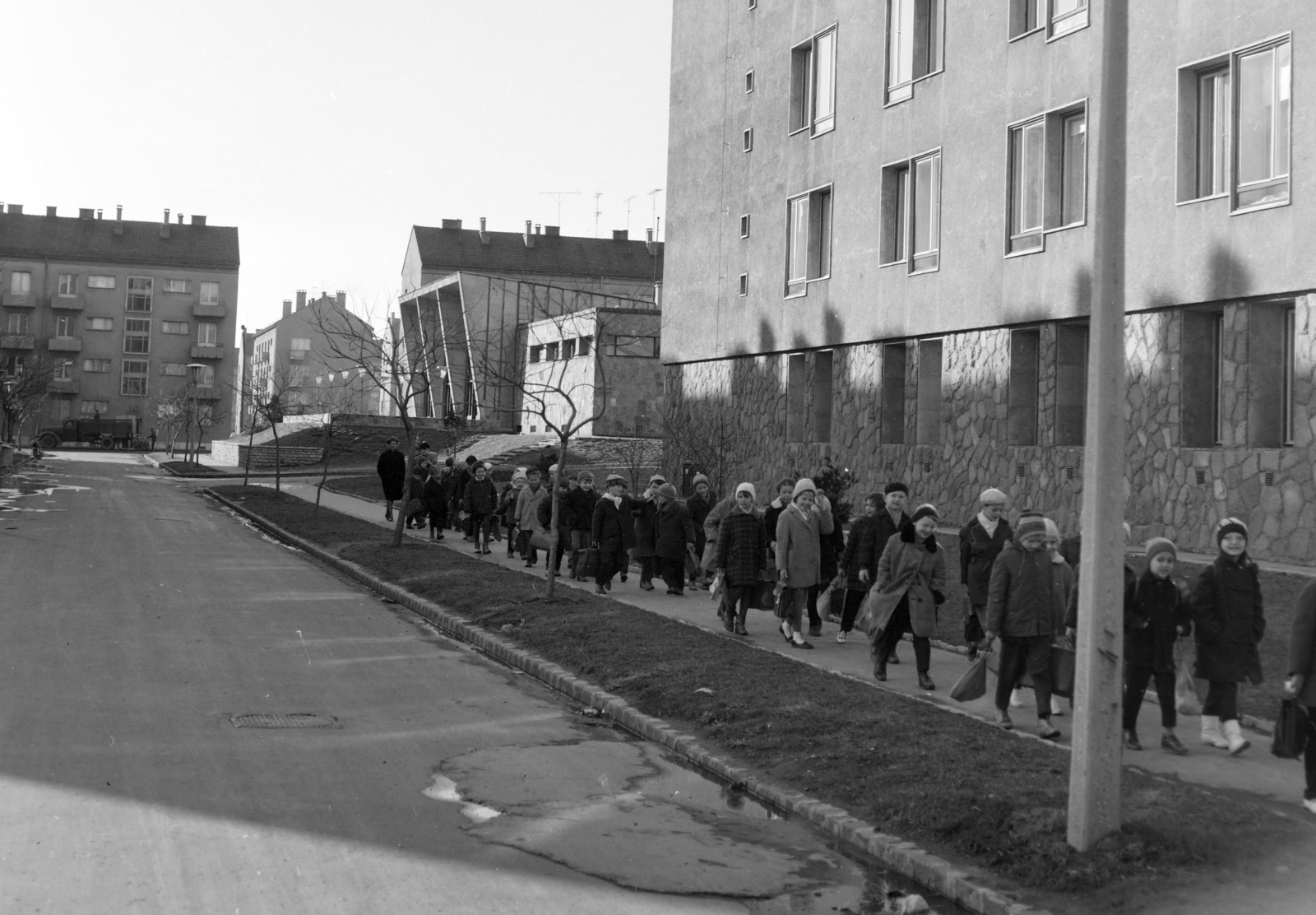 Hungary, Uránváros, Pécs, Türr István utca az Esztergár Lajos utca (39-es dandár út) felé nézve, jobbra a 2. számú ház és az Olympia étterem., 1967, Szalay Zoltán, Fortepan #198497