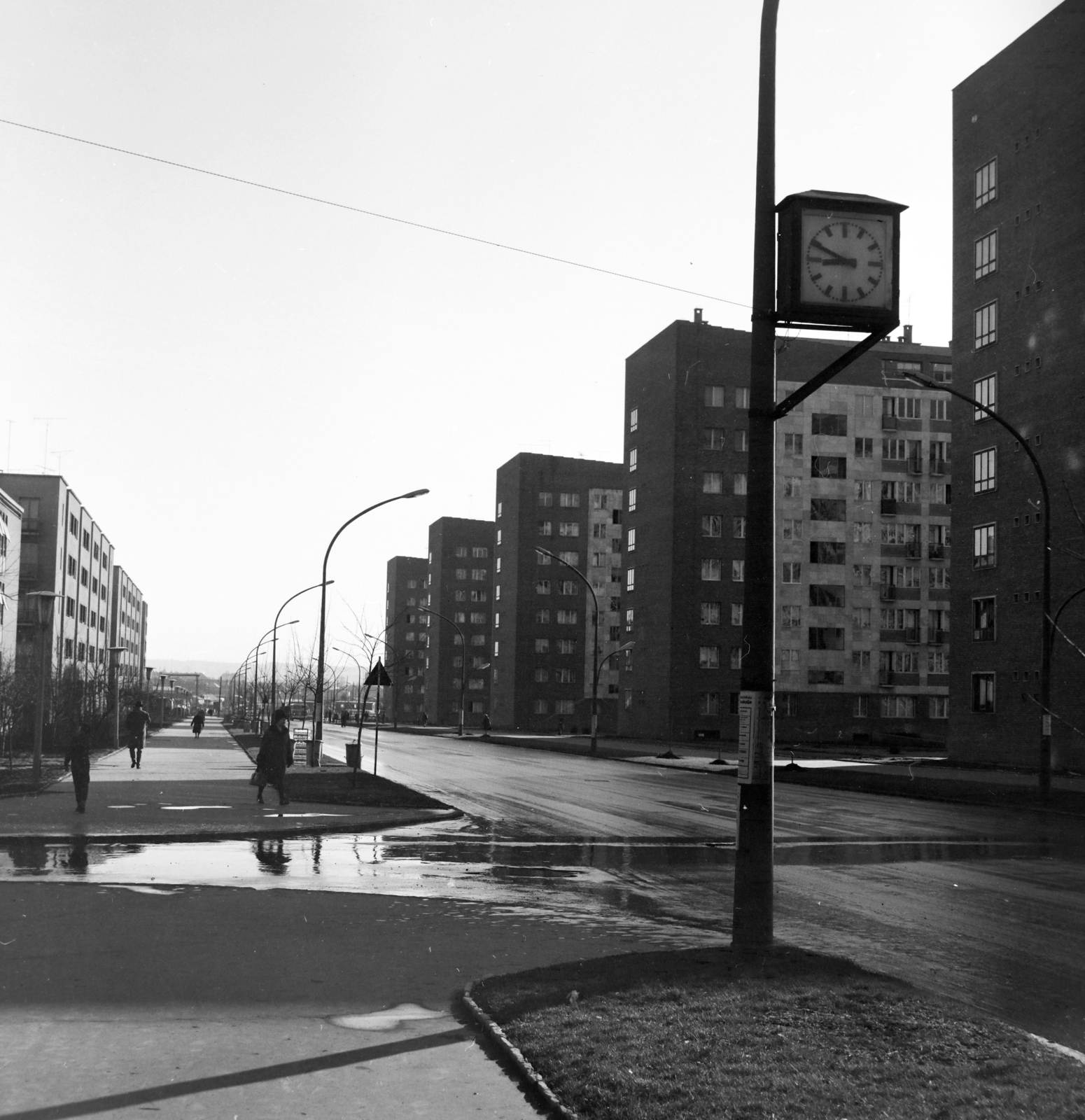 Hungary, Uránváros, Pécs, az Esztergár Lajos utca (39-es dandár út) házsora a Kőrösi Csoma Sándor utca torkolatától nézve., 1967, Szalay Zoltán, Fortepan #198499
