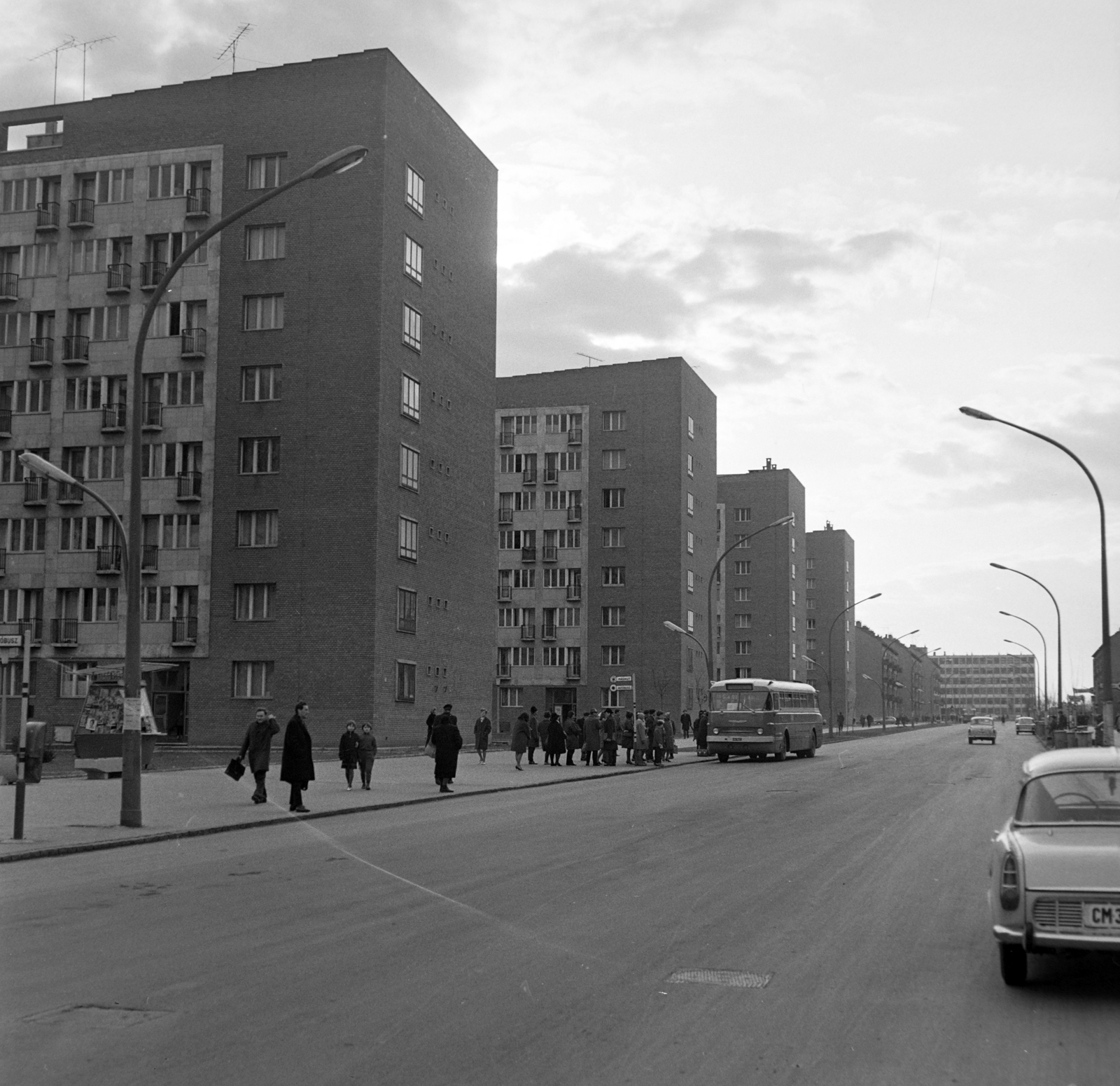 Magyarország, Uránváros, Pécs, Esztergár Lajos utca (39-es dandár út), távolban a Mecseki Ércbánya Vállalat irodaháza., 1967, Szalay Zoltán, Fortepan #198504