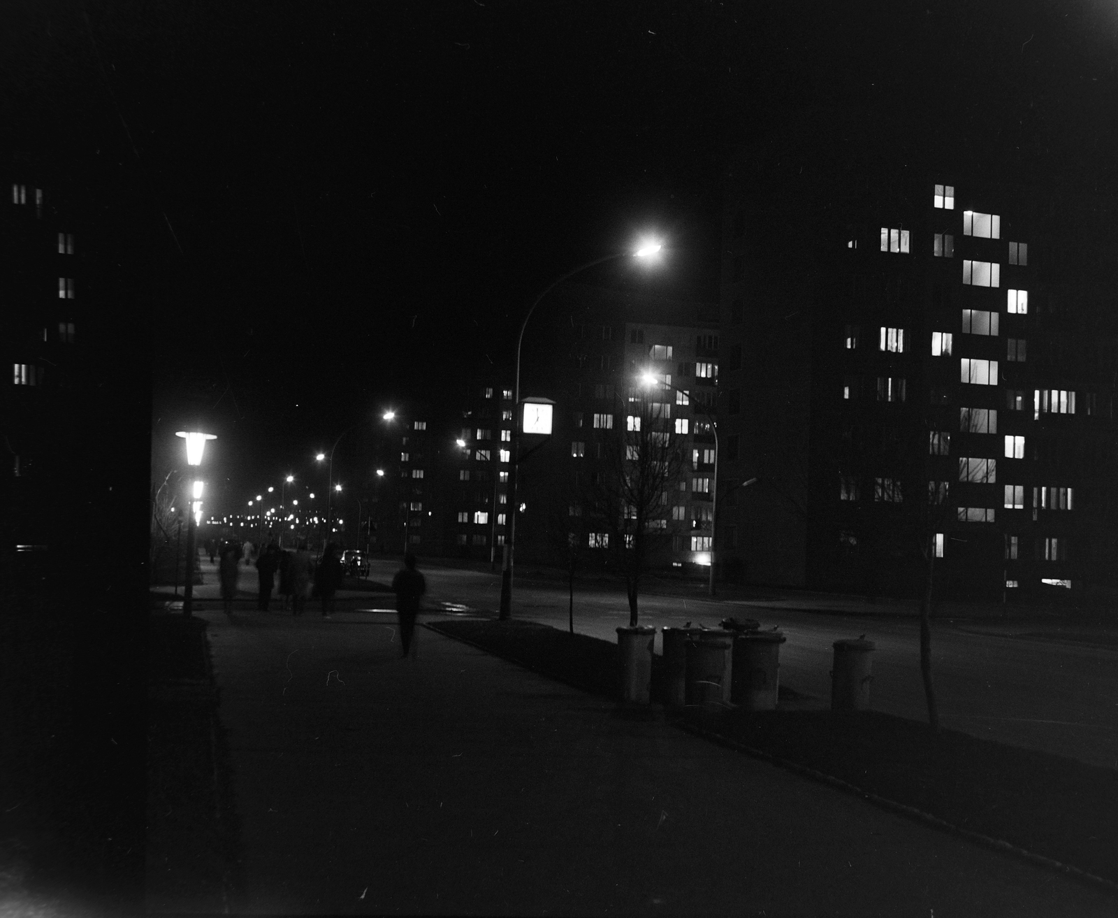 Hungary, Uránváros, Pécs, Esztergár Lajos utca (39-es dandár út)., 1967, Szalay Zoltán, night, dustbin, blocks, Fortepan #198506