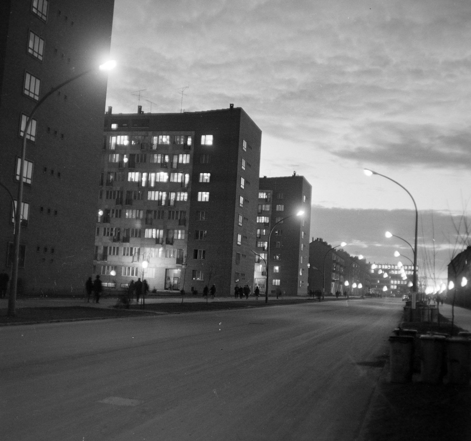 Hungary, Uránváros, Pécs, Esztergár Lajos utca (39-es dandár út), távolban a kivilágított Mecseki Ércbánya Vállalat irodaháza., 1967, Szalay Zoltán, Fortepan #198508