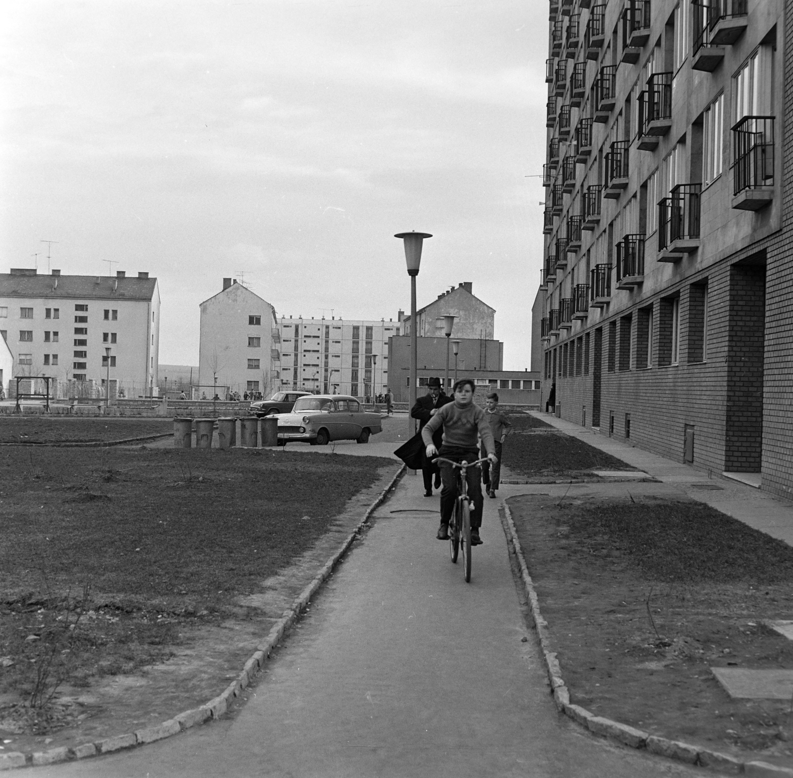 Hungary, Uránváros, Pécs, Esztergár Lajos utca (39-es dandár út), jobbra az 5. számú ház, háttérben a Bánki Donát úti iskola részlete látszik., 1967, Szalay Zoltán, bicycle, Fortepan #198512