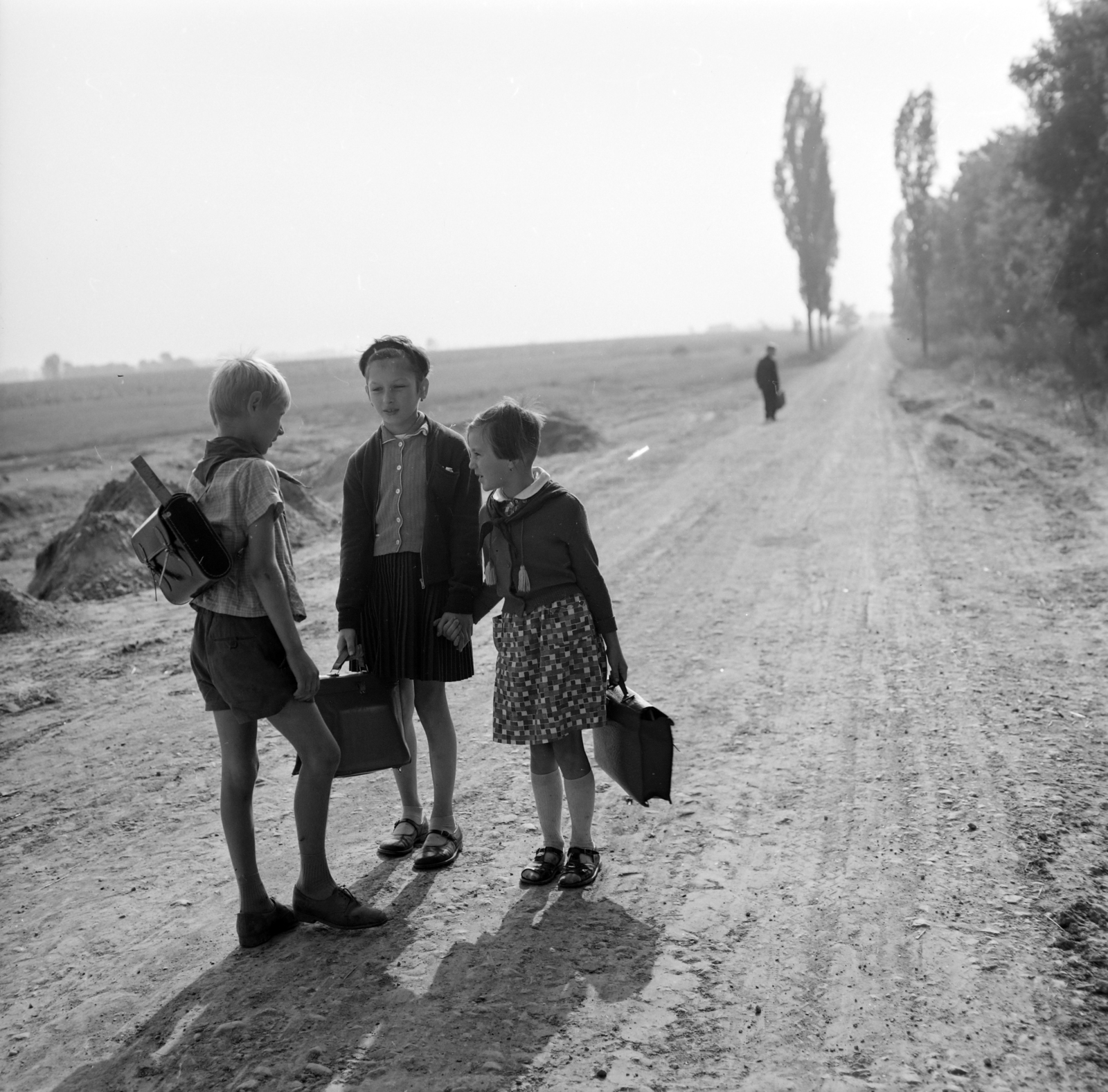 Magyarország, Hódmezővásárhely, 1965, Szalay Zoltán, iskolatáska, képarány: négyzetes, földút, Best of, Fortepan #198523