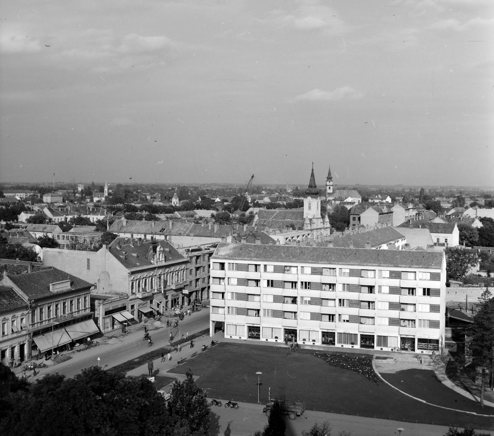 Hungary, Hódmezővásárhely, a Városháza tornyából az Andrássy (Lenin) út felé nézve, háttérben a Szentháromság-templom., 1965, Szalay Zoltán, bird's eye view, Fortepan #198525