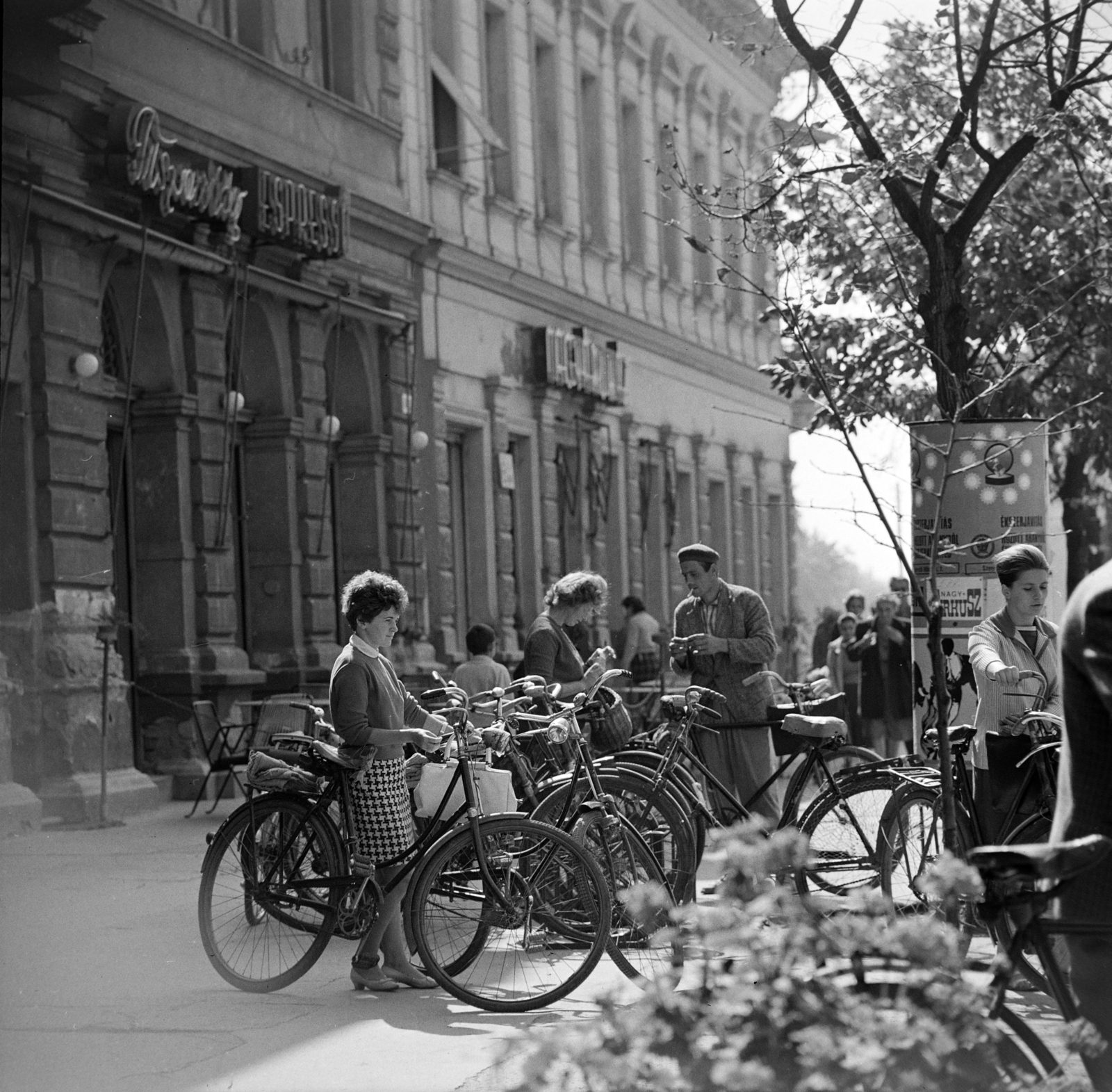 Hungary, Hódmezővásárhely, Kossuth tér, az Andrássy (Lenin) út sarkán a Beregi-palota., 1965, Szalay Zoltán, bicycle, bicycle holder, Fortepan #198526