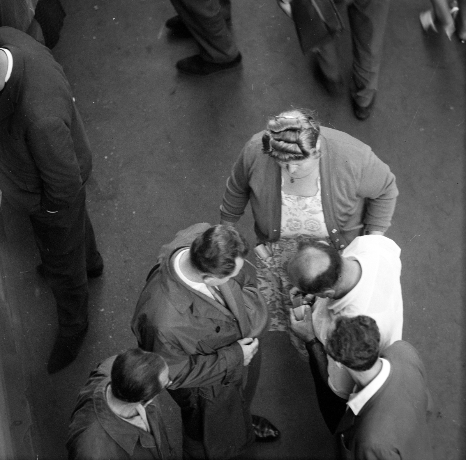 Hungary, Budapest V., seftelők (engedély nélküli üzletelők) a Károly (Tanács) körút 24., a Bizományi Áruház Vállalat Műszaki Boltja előtt., 1965, Szalay Zoltán, Budapest, bird's eye view, plan view, Fortepan #198531
