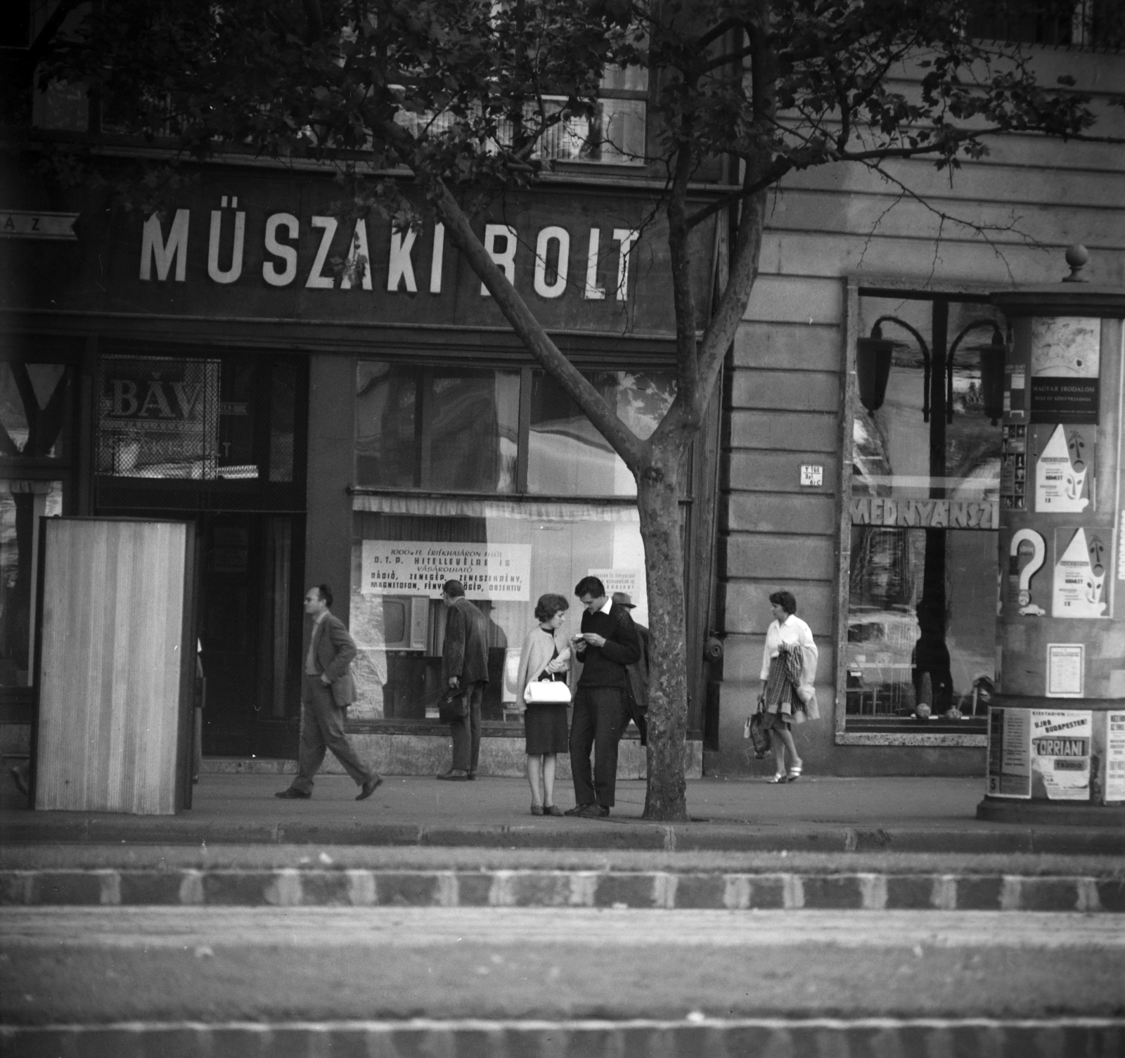 Hungary, Budapest V., seftelők (engedély nélküli üzletelők) a Károly (Tanács) körút 24., a Bizományi Áruház Vállalat Műszaki Boltja előtt., 1965, Szalay Zoltán, Budapest, Fortepan #198540
