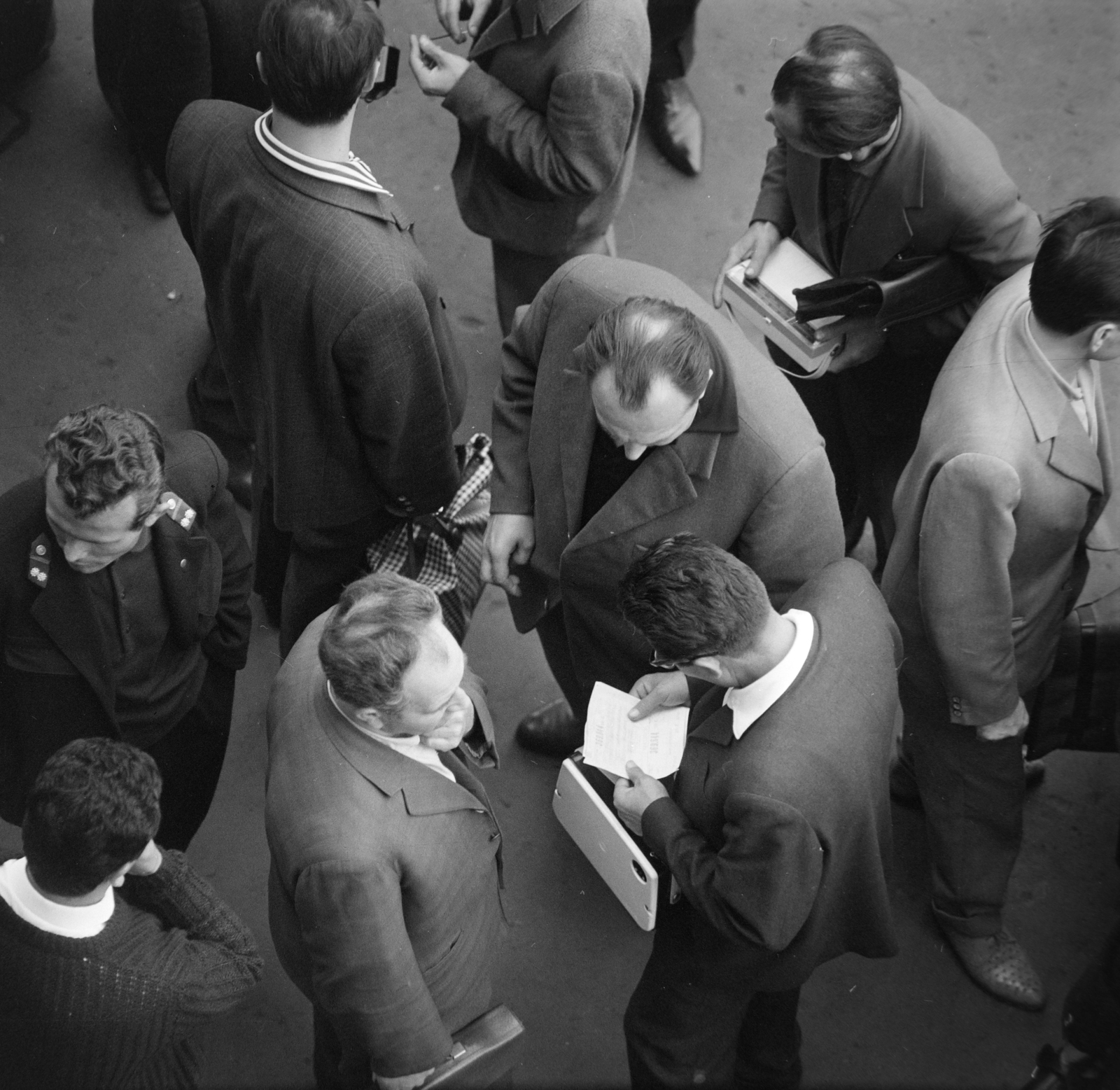 Hungary, Budapest V., seftelők (engedély nélküli üzletelők) a Károly (Tanács) körút 24., a Bizományi Áruház Vállalat Műszaki Boltja előtt., 1965, Szalay Zoltán, Budapest, bird's eye view, Fortepan #198542