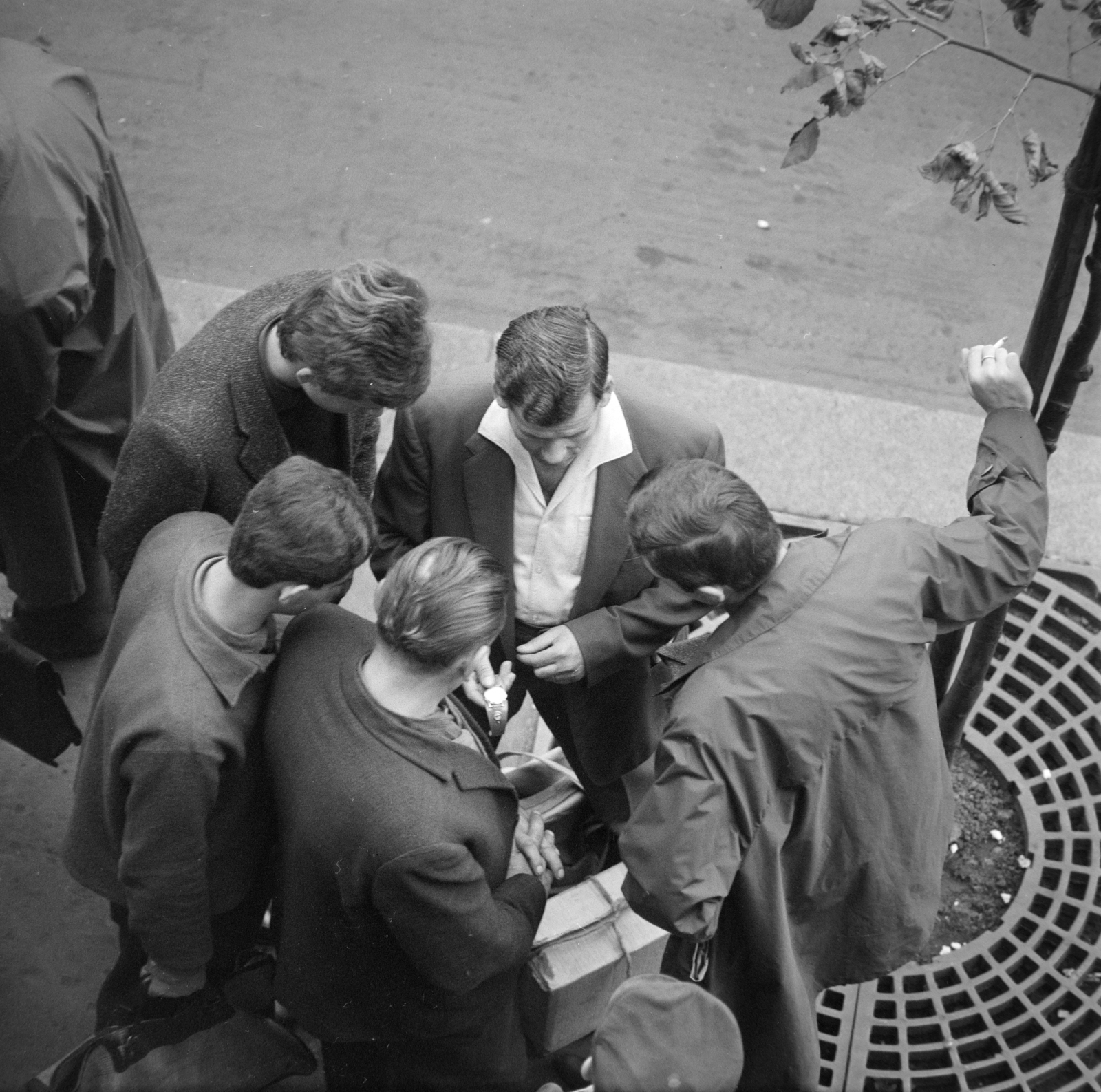 Hungary, Budapest V., seftelők (engedély nélküli üzletelők) a Károly (Tanács) körút 24., a Bizományi Áruház Vállalat Műszaki Boltja előtt., 1965, Szalay Zoltán, Budapest, Best of, bird's eye view, Fortepan #198543