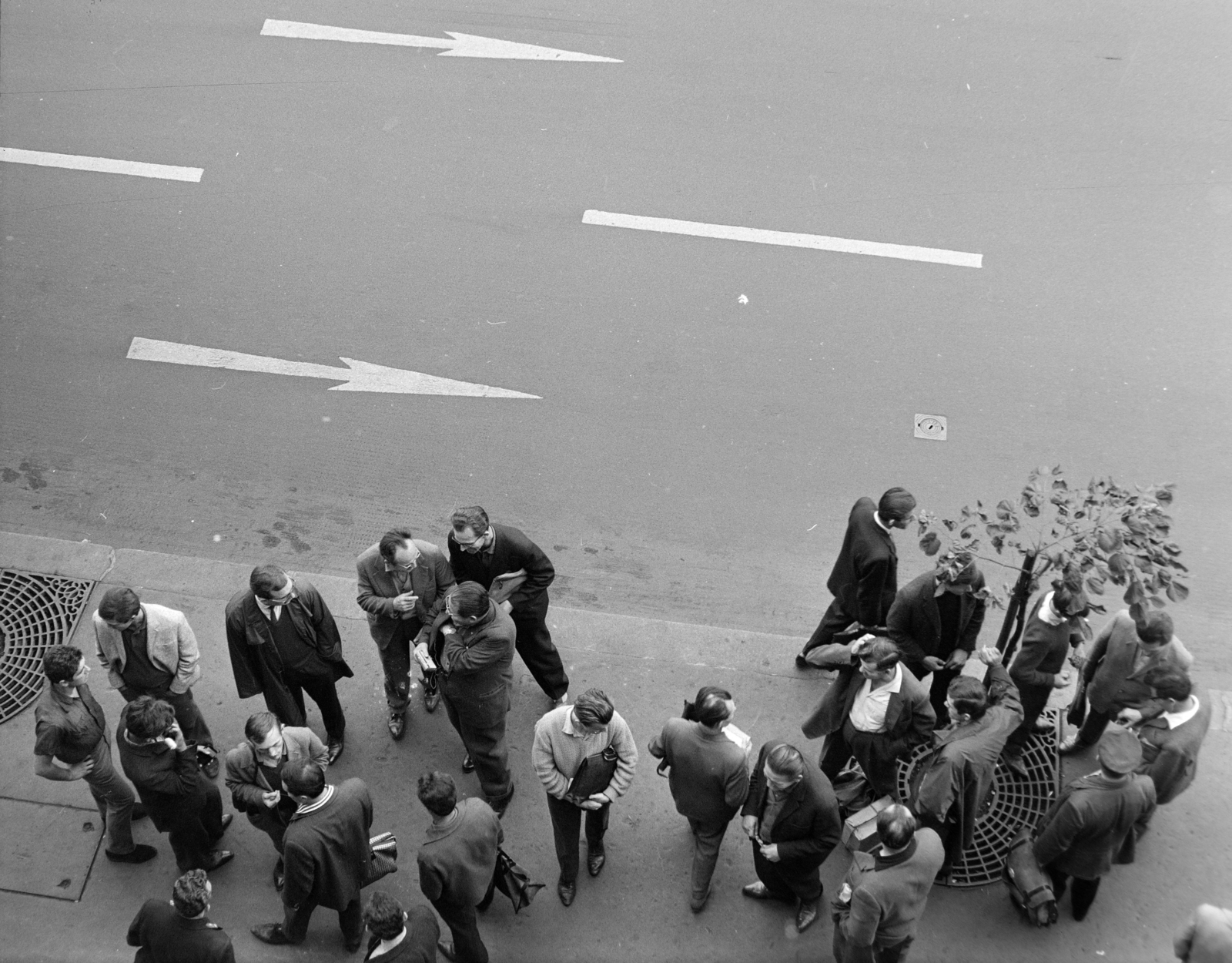 Hungary, Budapest V., seftelők (engedély nélküli üzletelők) a Károly (Tanács) körút 24., a Bizományi Áruház Vállalat Műszaki Boltja előtt., 1965, Szalay Zoltán, Budapest, bird's eye view, Fortepan #198544