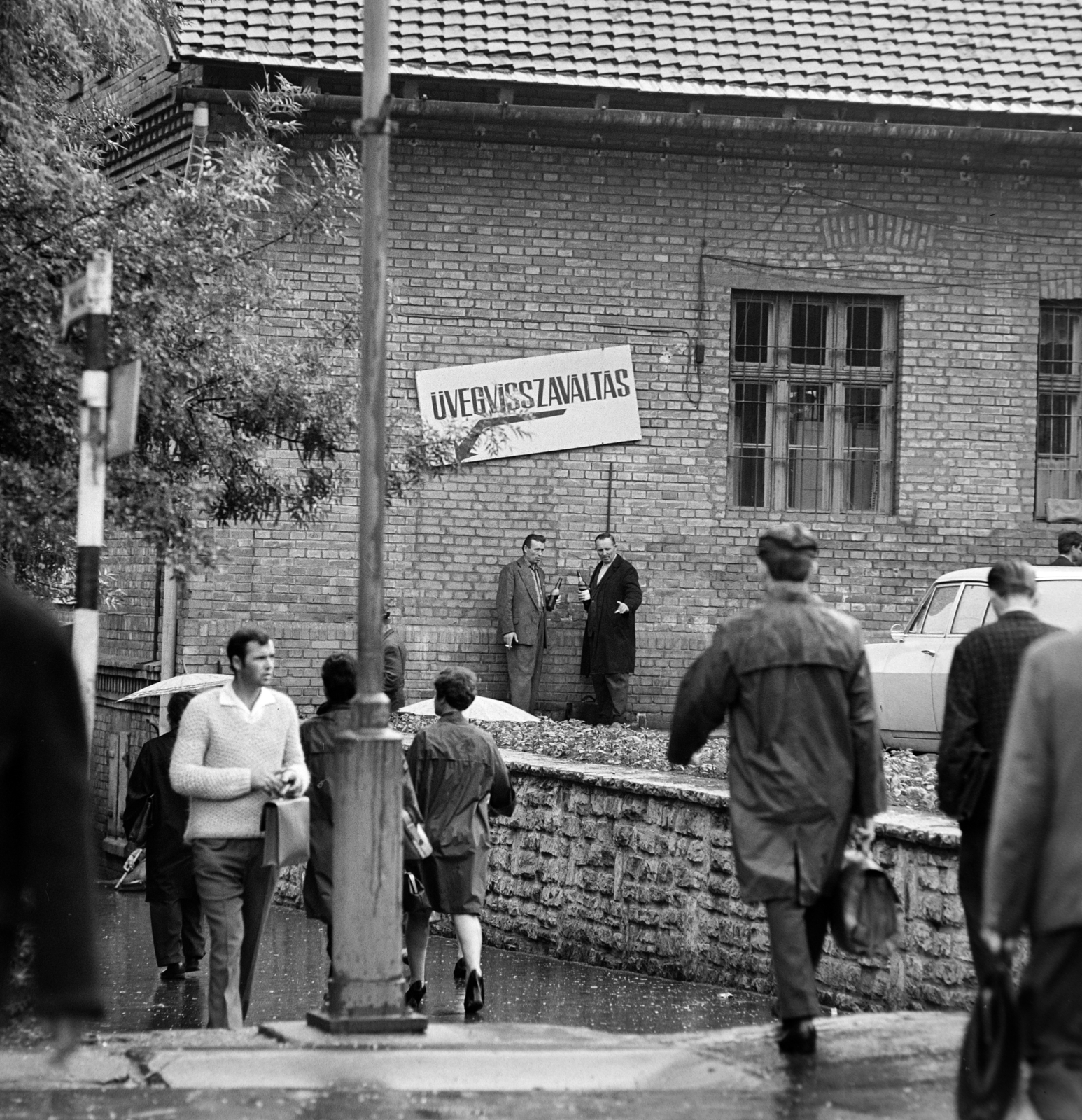 Hungary, Diósgyőr, Miskolc, diósgyőr-vasgyári kolónia, Konzum áruház., 1968, Szalay Zoltán, bottle redemption, Fortepan #198551