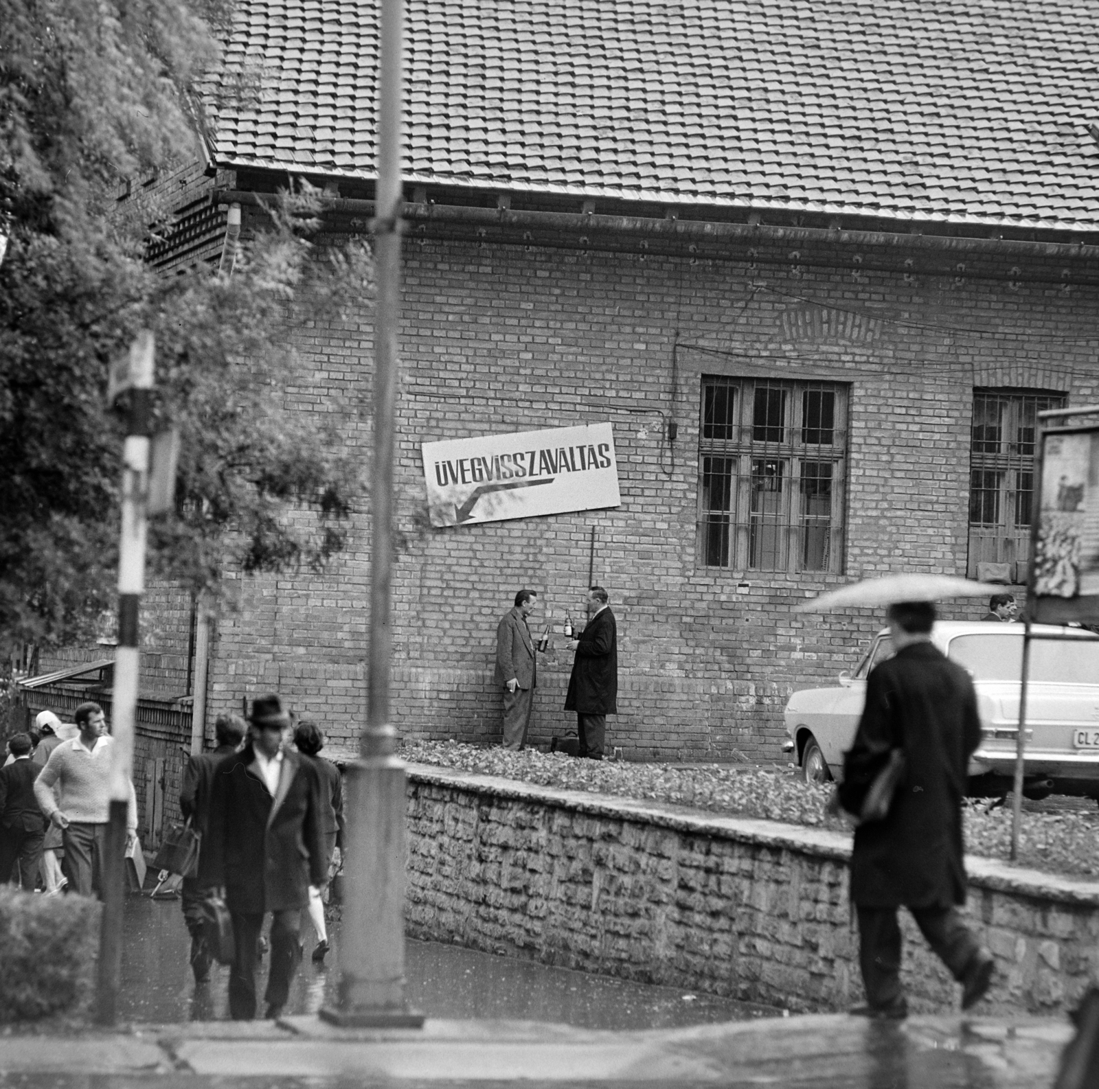 Magyarország, Diósgyőr, Miskolc, diósgyőr-vasgyári kolónia, Konzum áruház., 1968, Szalay Zoltán, Opel Rekord A, üvegvisszaváltás, Fortepan #198552