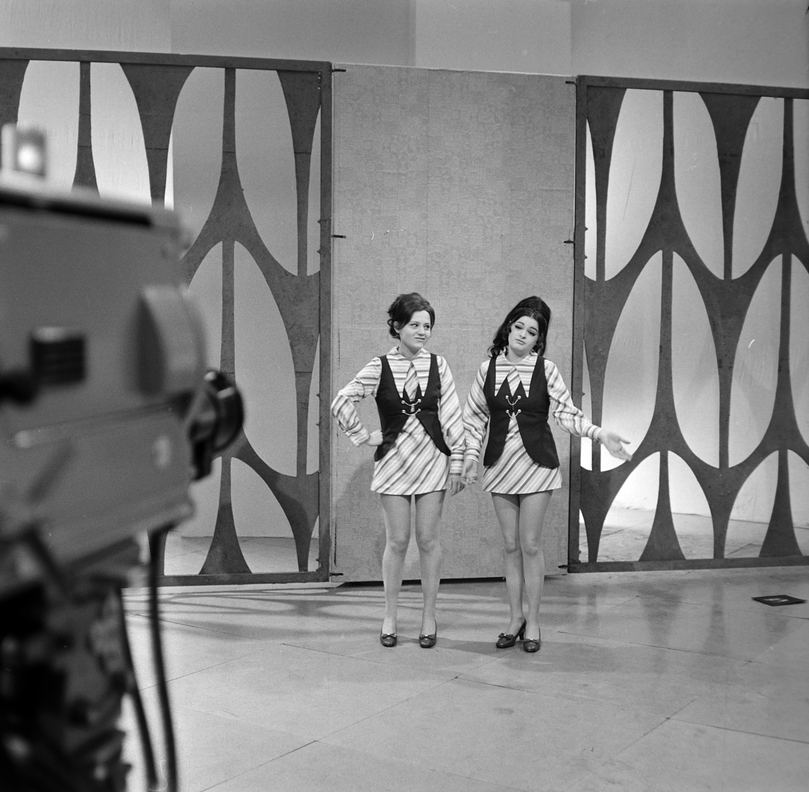 Hungary, Budapest V., az MTV stúdiója, a Családi félkör című szórakoztató műsor, Pap Éva és Voith Ági színművésznők., 1969, Szalay Zoltán, television camera, Budapest, Marconi-brand, Fortepan #198557