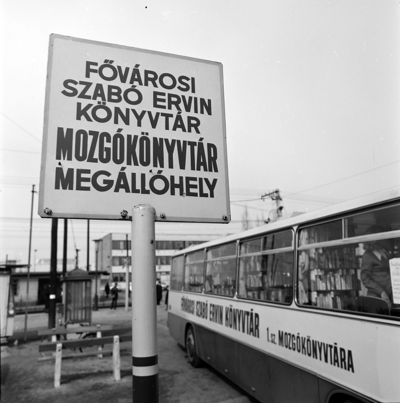 Hungary, Budapest XXIII., Millenniumtelep, Lórév utca a Haraszti út felé nézve, a Fővárosi Szabó Ervin Könyvtár mozgókönyvtára., 1973, Szalay Zoltán, Budapest, bench, phone booth, information board, Fortepan #198571