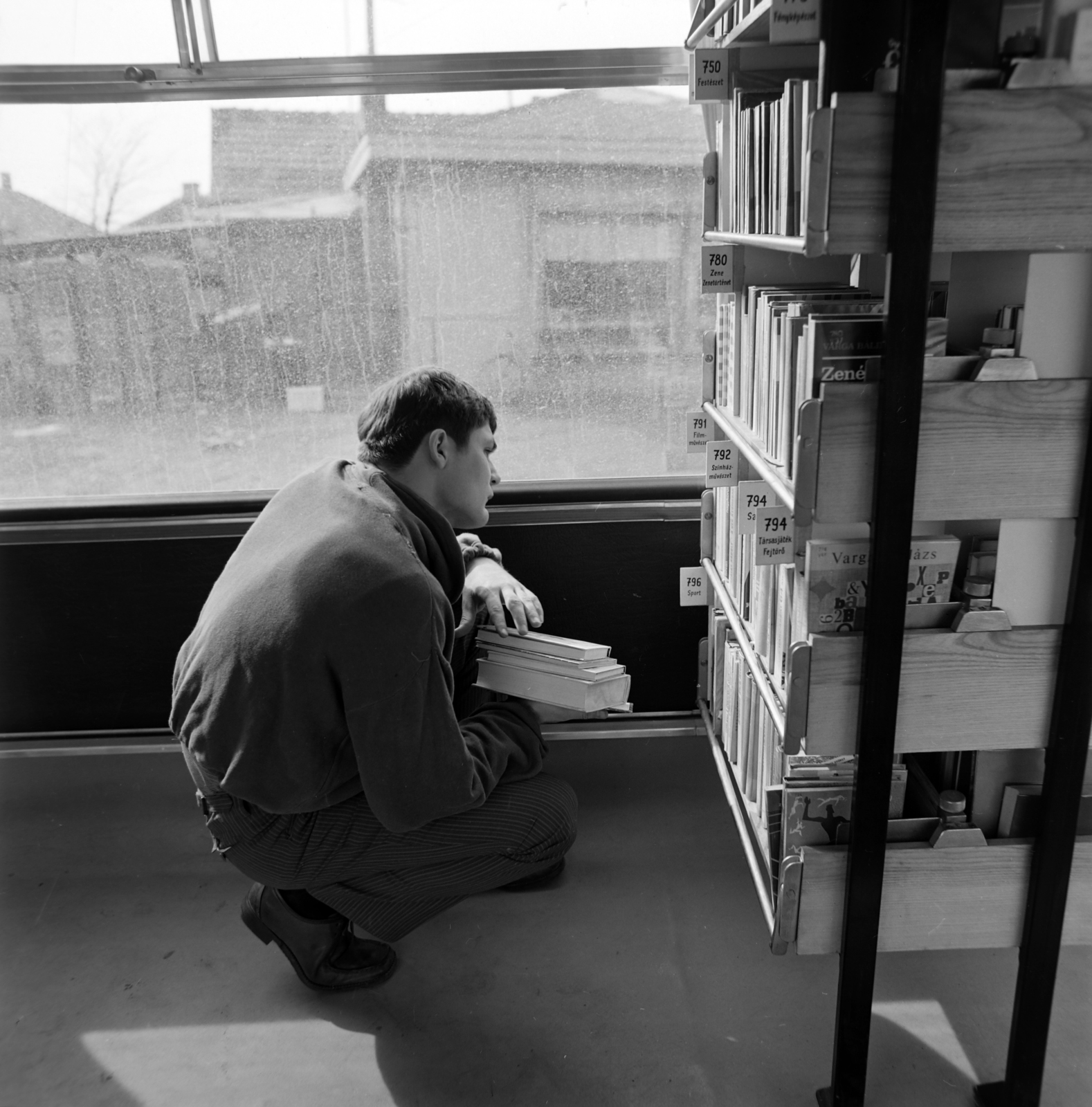 Hungary, Budapest XXIII., Millenniumtelep, Lórév utca, a Fővárosi Szabó Ervin Könyvtár mozgókönyvtára., 1973, Szalay Zoltán, Budapest, squatting, Fortepan #198573