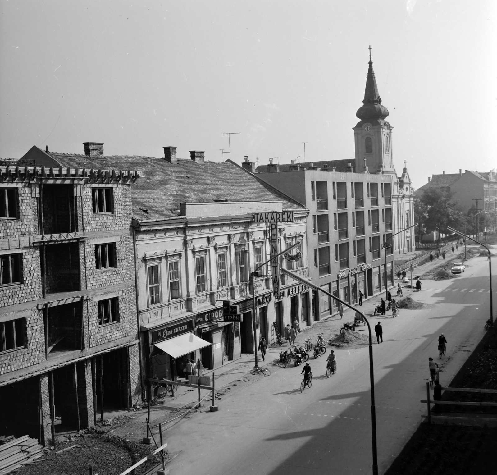 Hungary, Hódmezővásárhely, kilátás az Andrássy (Lenin) út 6. számú házból a Szentháromság-templom felé., 1965, Szalay Zoltán, bird's eye view, bicycle, Fortepan #198589