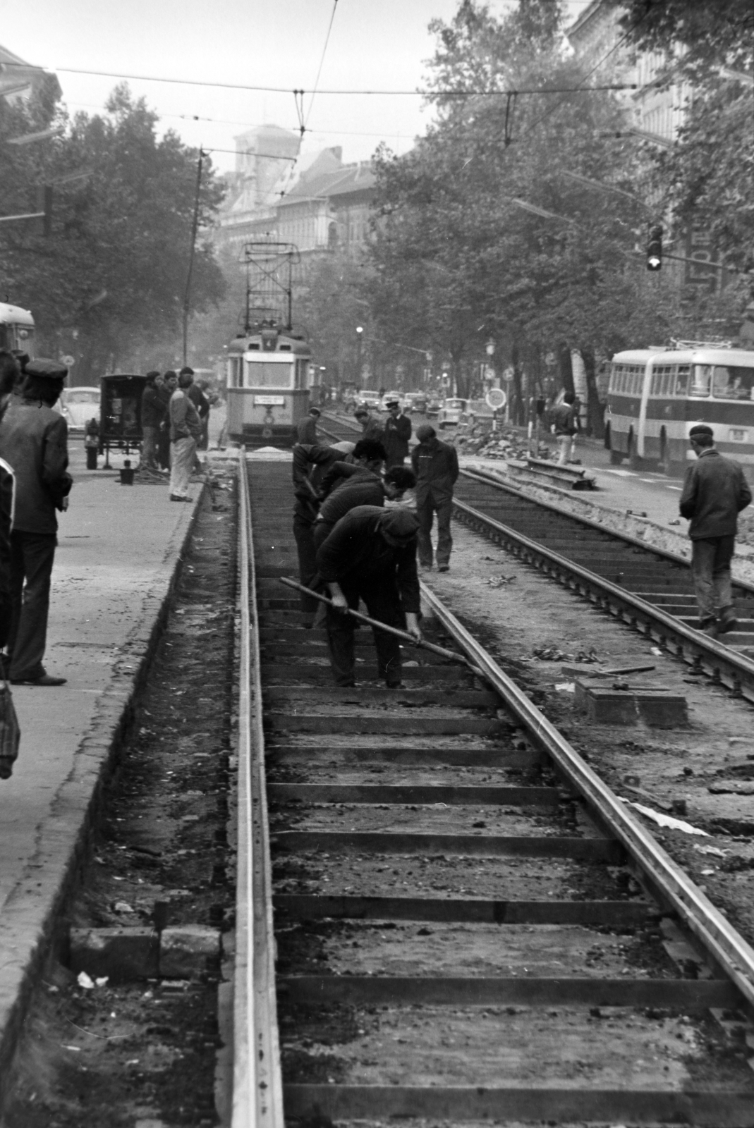 Hungary, Budapest VIII., József körút, vágányfelújítási munka a Baross utca és a Rákóczi tér közötti szakaszon., 1973, Szalay Zoltán, Budapest, Fortepan #198629