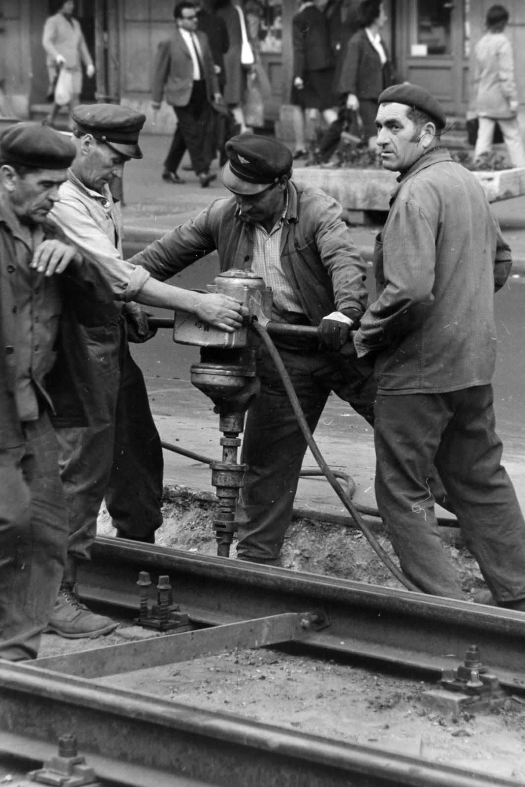 Hungary, Budapest VIII., József körút, vágányfelújítási munka a Baross utca és a Rákóczi tér közötti szakaszon., 1973, Szalay Zoltán, Budapest, Fortepan #198630