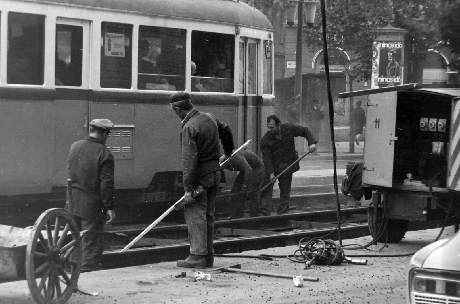 Hungary, Budapest VIII., József körút, vágányfelújítási munka a Baross utca és a Rákóczi tér közötti szakaszon, háttérben a Krúdy utca., 1973, Szalay Zoltán, Budapest, Fortepan #198631