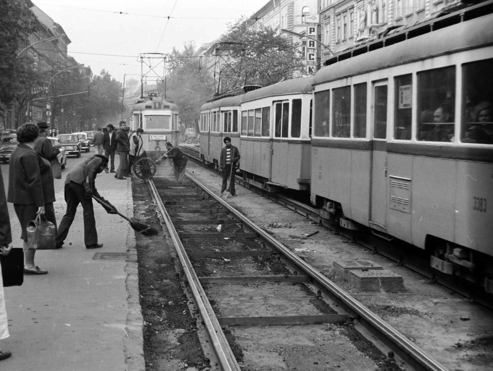 Hungary, Budapest VIII., József körút, vágányfelújítási munka a Baross utca és a Rákóczi tér közötti szakaszon., 1973, Szalay Zoltán, Budapest, Fortepan #198634