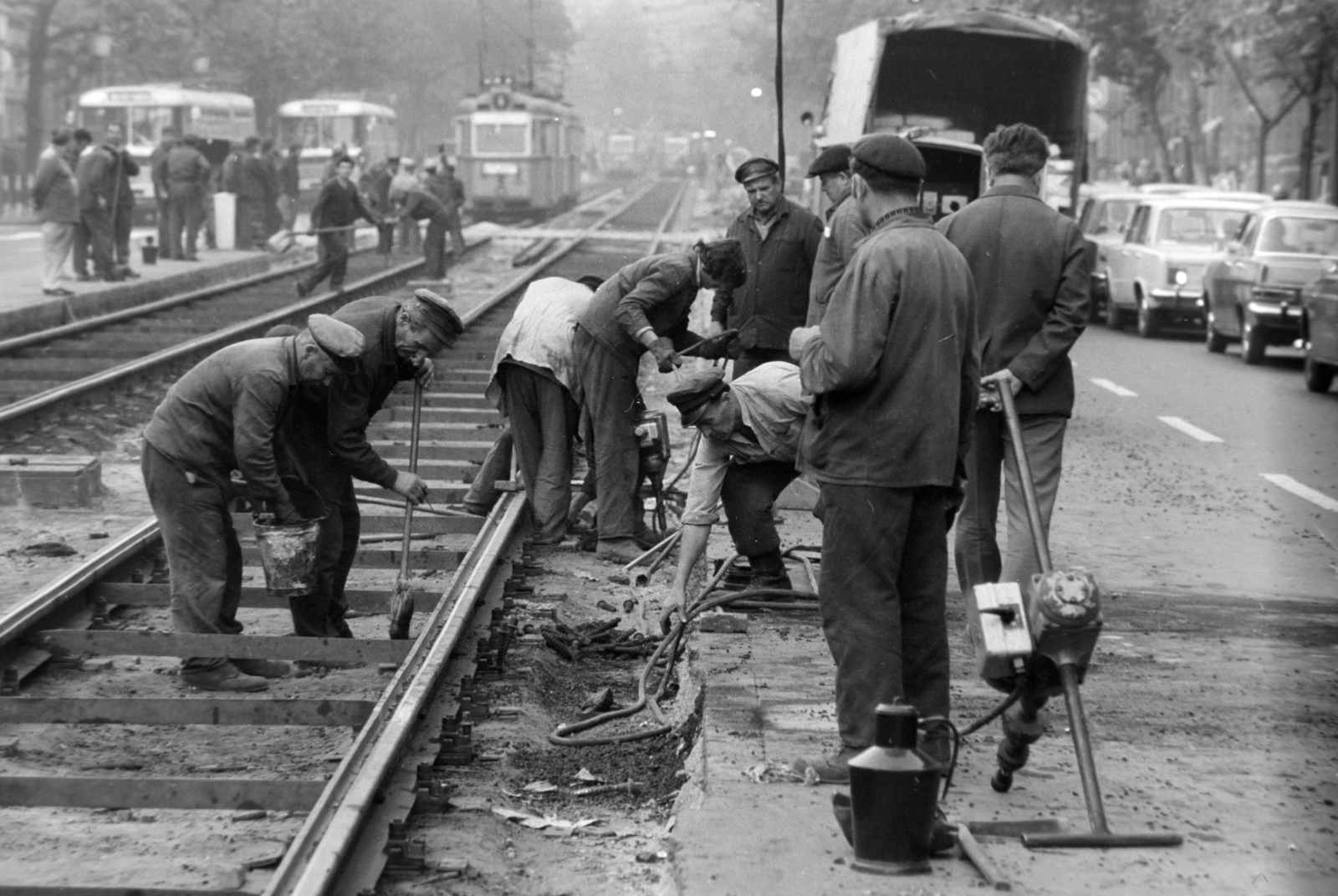 Hungary, Budapest VIII., József körút, vágányfelújítási munka a Baross utca és a Rákóczi tér közötti szakaszon., 1973, Szalay Zoltán, Budapest, rail track repairs, Fortepan #198636