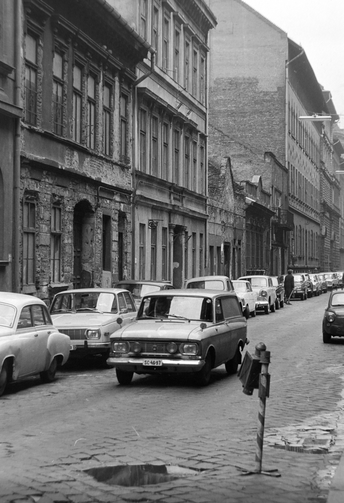 Magyarország, Budapest VII., a Nyár utca Wesselényi utca - Dohány utca közötti házsora., 1974, Szalay Zoltán, Budapest, rendszám, Moszkvics 433/434, Fortepan #198645