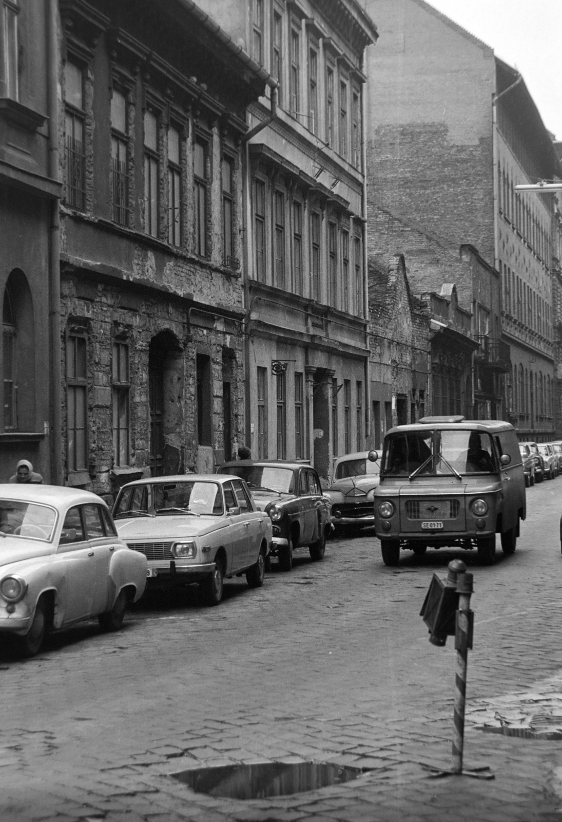 Magyarország, Budapest VII., a Nyár utca Wesselényi utca - Dohány utca közötti házsora., 1974, Szalay Zoltán, Budapest, Nysa 522, rendszám, Fortepan #198646