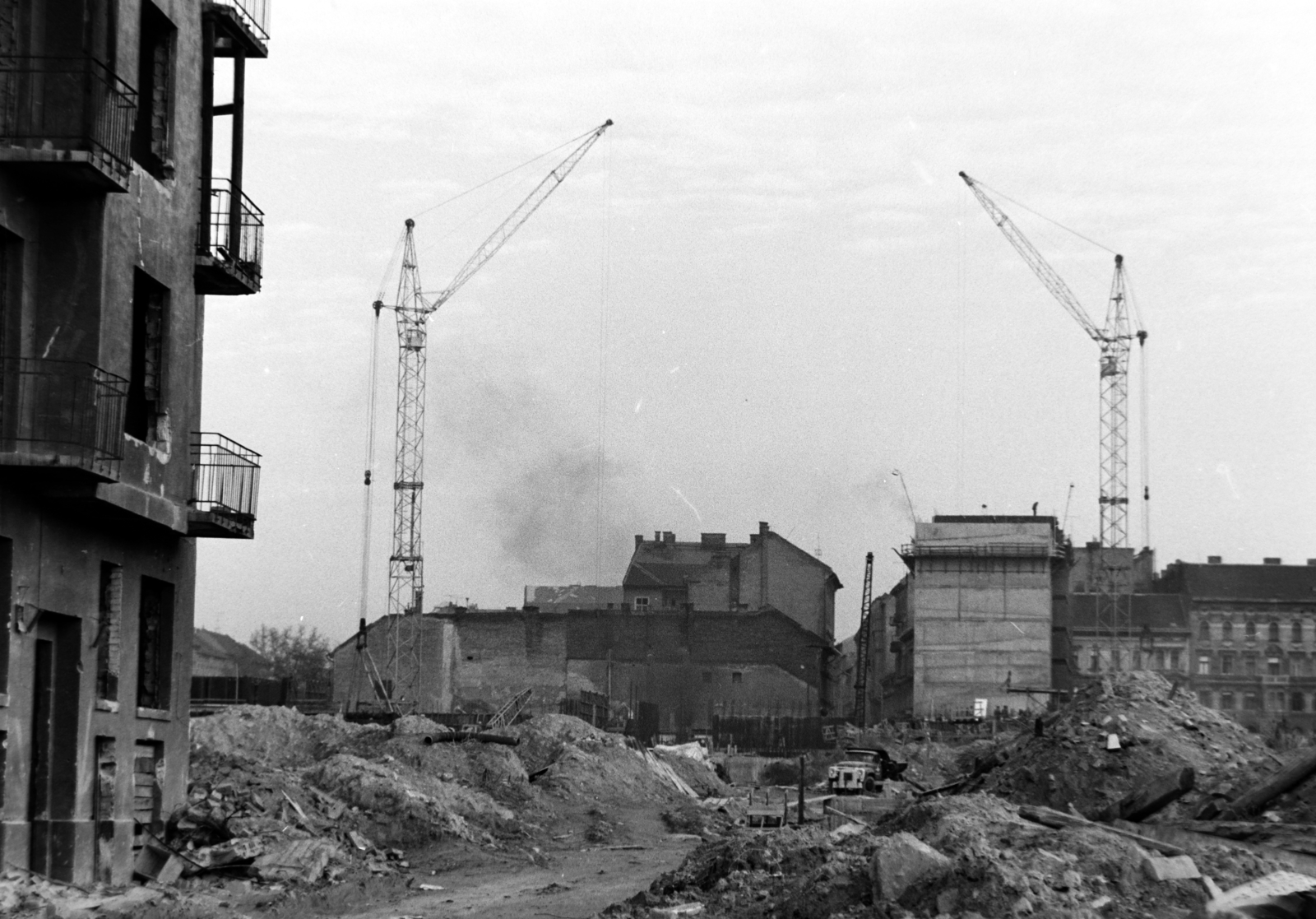 Magyarország, Budapest VIII., a Losonci utcai bontási terület (a mai Losonci tér környéke) a Szigony utca felől a Kálvária (Kulich Gyula) tér felé nézve, jobbra a két ház az Illés utcában áll., 1974, Szalay Zoltán, Budapest, Fortepan #198655