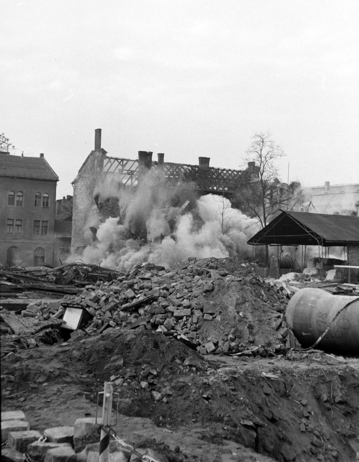 Magyarország, Budapest VIII., Práter utca - Szigony utca - Bókay János utca (mára megszűnt szakasza) által határolt bontási terület. A Bókay János utca 26-os számú ház megmaradt részének robbantásos bontása., 1974, Szalay Zoltán, Budapest, Fortepan #198657