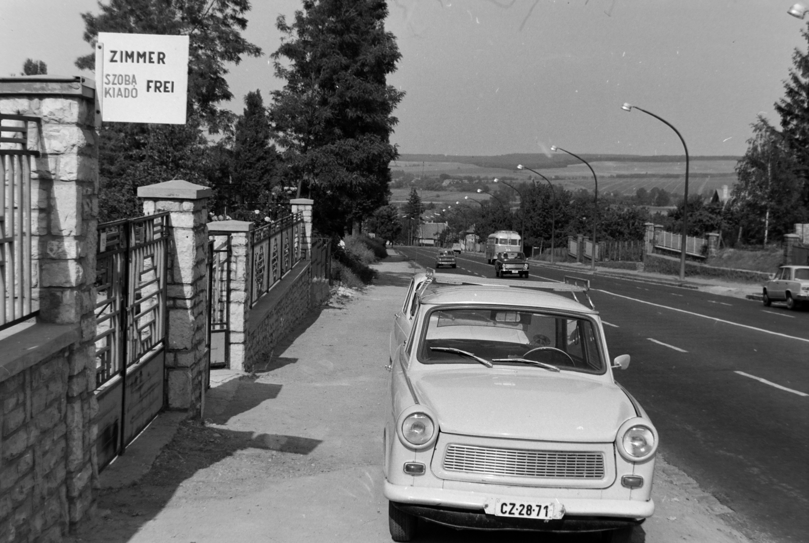 Hungary, Balatonföldvár, Balatonszentgyörgyi út (7-es főút), balra a 19. számú nyaraló kapuja, 1973, Szalay Zoltán, number plate, Fortepan #198667