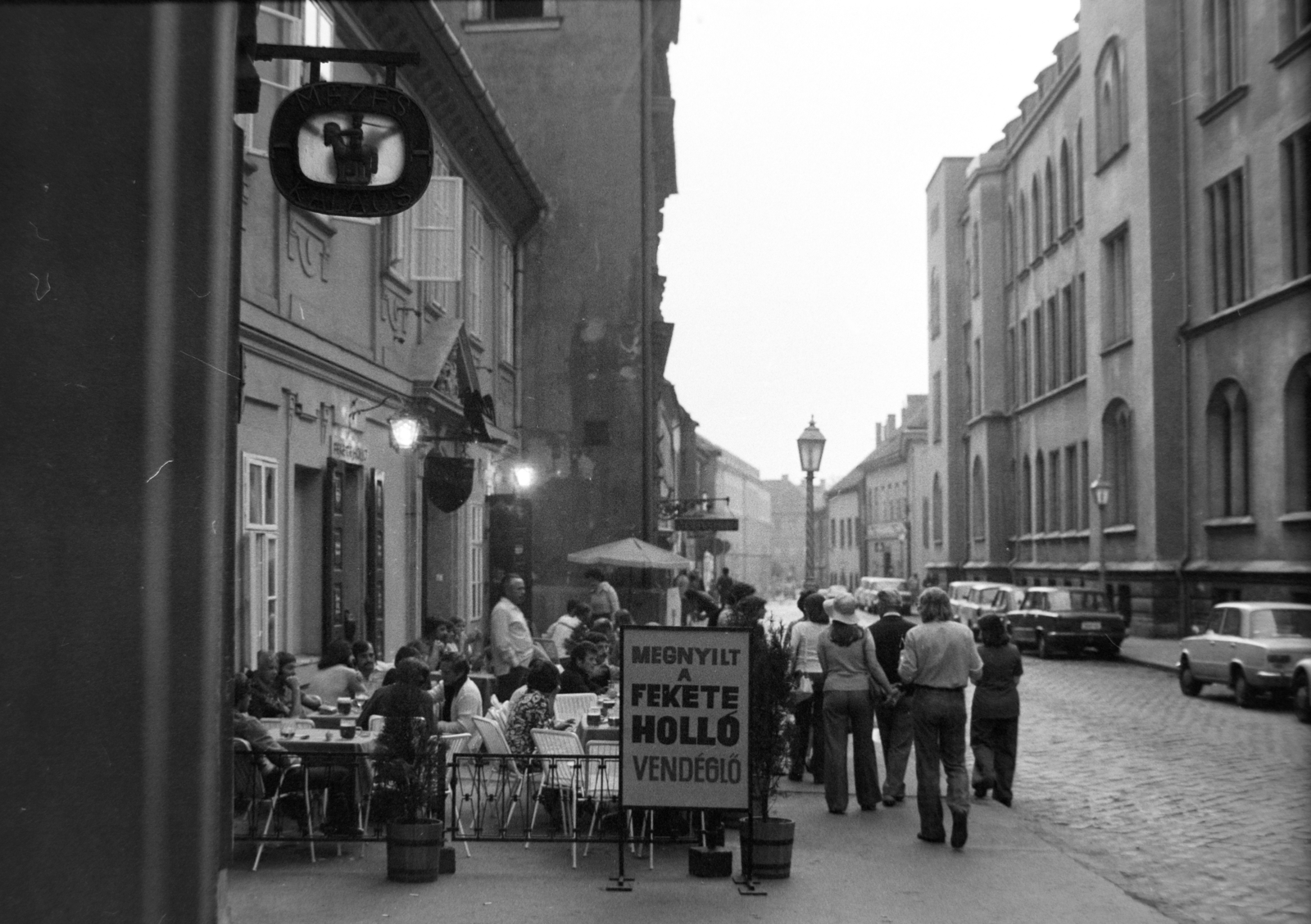 Hungary, Budapest I., Országház utca 10., Fekete Holló Vendéglő. Jobbra a Műszaki Egyetem Diákotthona (egykor és ma a Pénzügyminisztérium épülete)., 1976, Szalay Zoltán, Budapest, Fortepan #198675