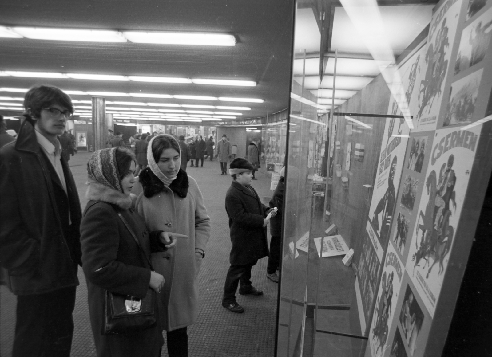 Magyarország, Budapest VIII.,Budapest IX., Üllői út – Nagykörút kereszteződés, aluljáró., 1971, Szalay Zoltán, Budapest, vitrin, neon lámpa, Fortepan #198690