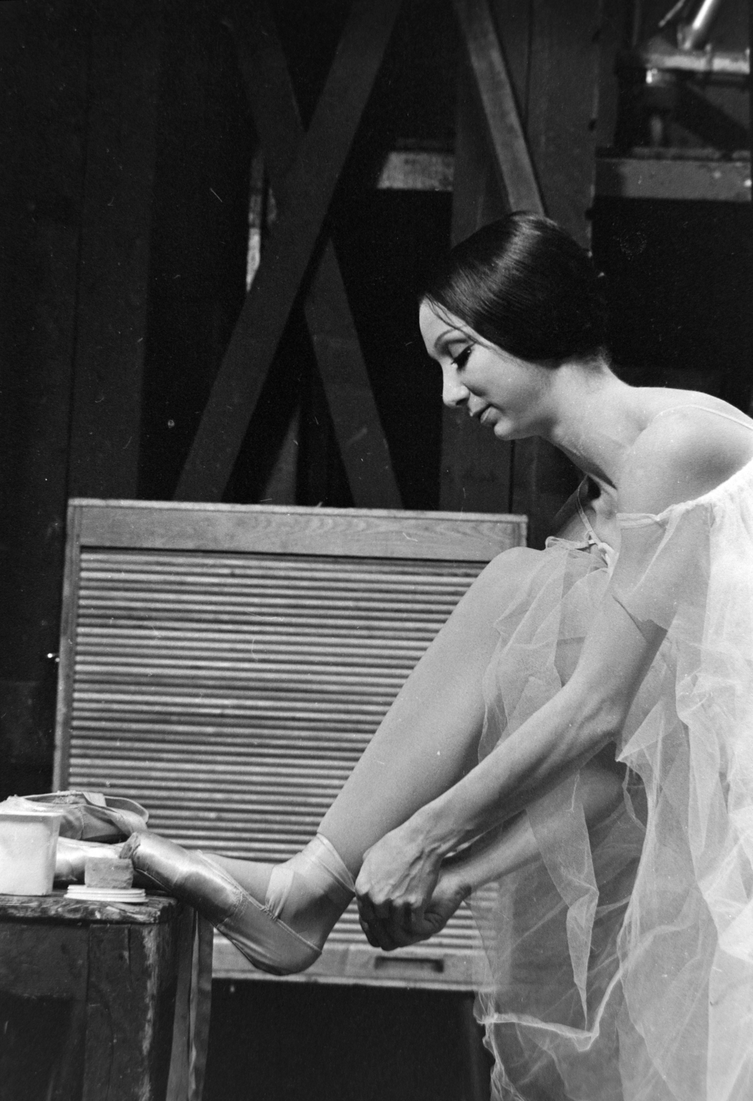 Hungary, Budapest V., a felvétel az MTV épületében készült. Maina Gielgud a londoni Royal Ballet prímabalerinája a televíziós felvételre készül., 1975, Szalay Zoltán, Budapest, ballerina, ballet shoes, Fortepan #198729