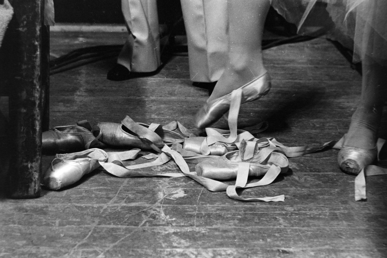 Magyarország, Budapest V., a felvétel az MTV épületében készült. Maina Gielgud a londoni Royal Ballet prímabalerinája a televíziós felvételre készül., 1975, Szalay Zoltán, Budapest, balerina, balettcipő, Fortepan #198731