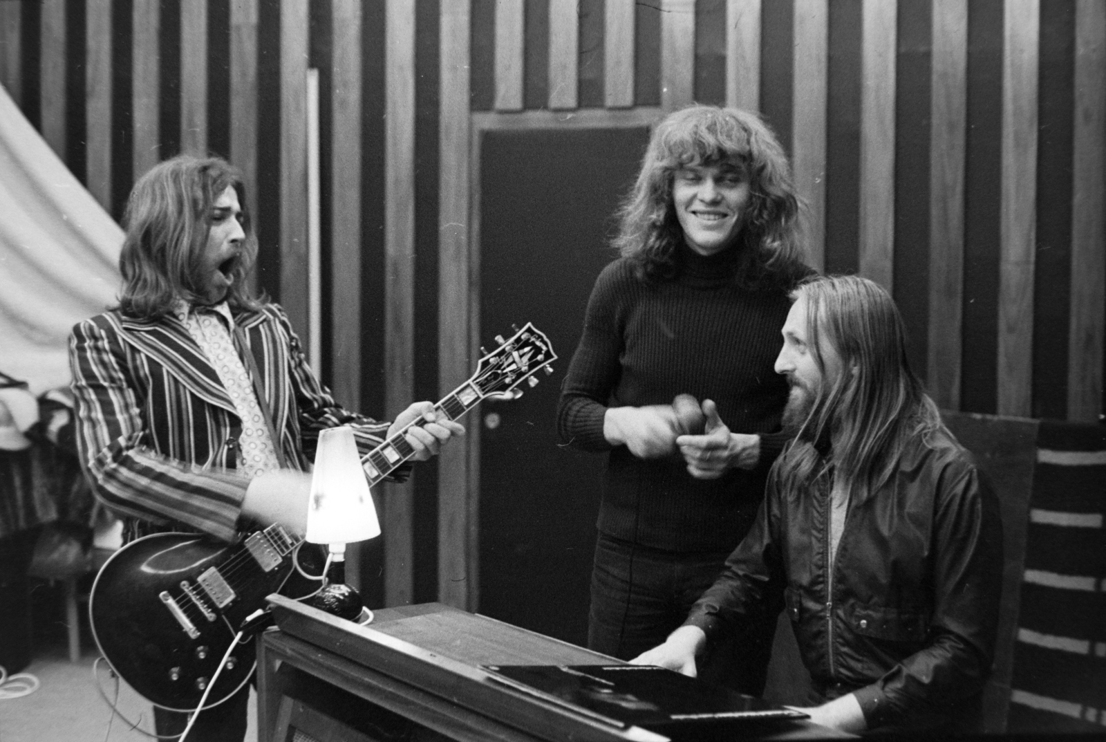 Hungary, Molnár György, Kóbor János, Benkő László, az Omega együttes tagjai., 1970, Szalay Zoltán, striped dress, musical instrument, guitar, studio, Fortepan #198738